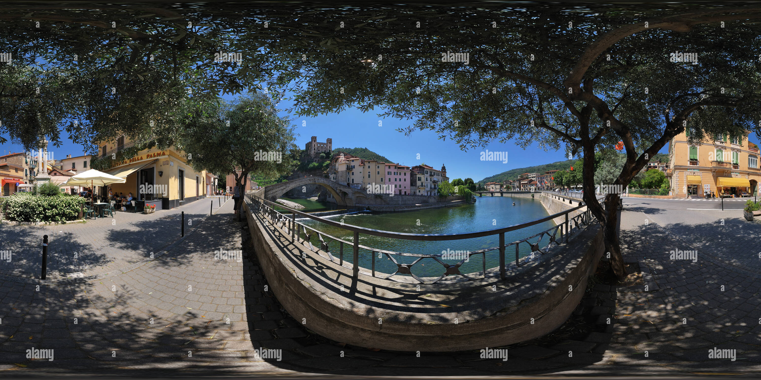 360 Grad Panorama Ansicht von Dolceacqua (Imperia)