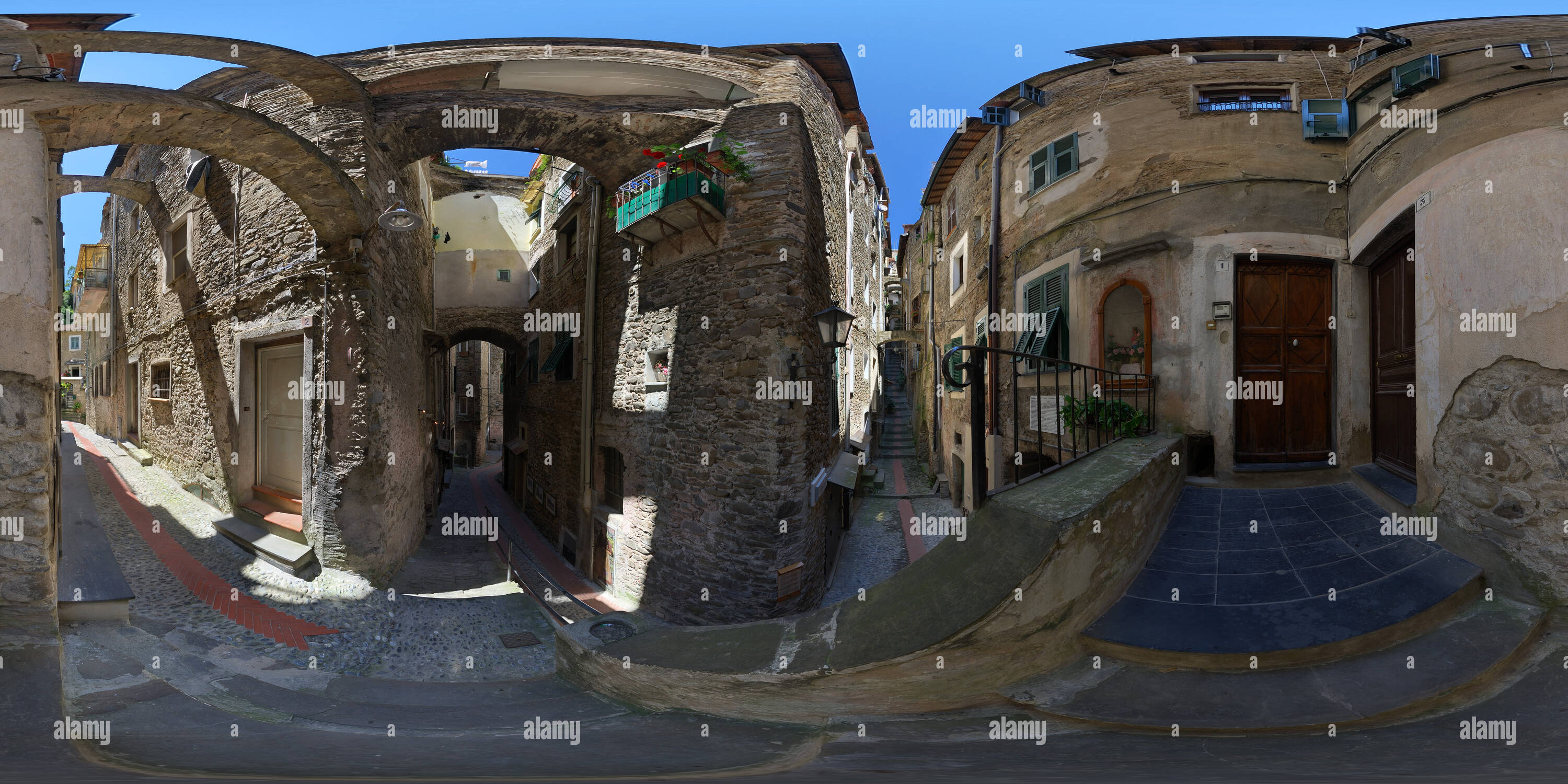 360 Grad Panorama Ansicht von Dolceacqua, engen Gassen (caruggi)