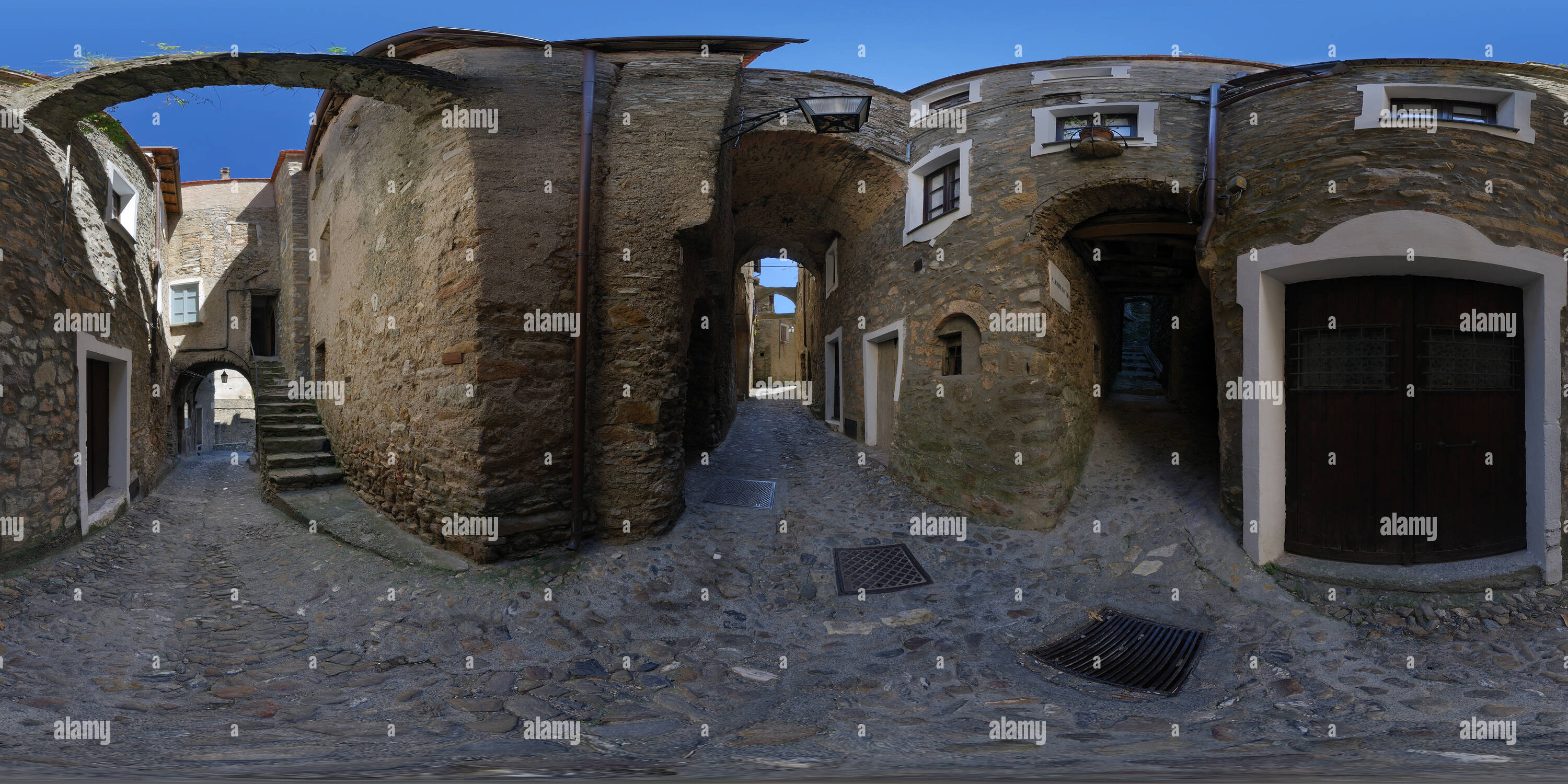 360 Grad Panorama Ansicht von Castelvecchio di Rocca Barbena, caruggi (schmale Straße)