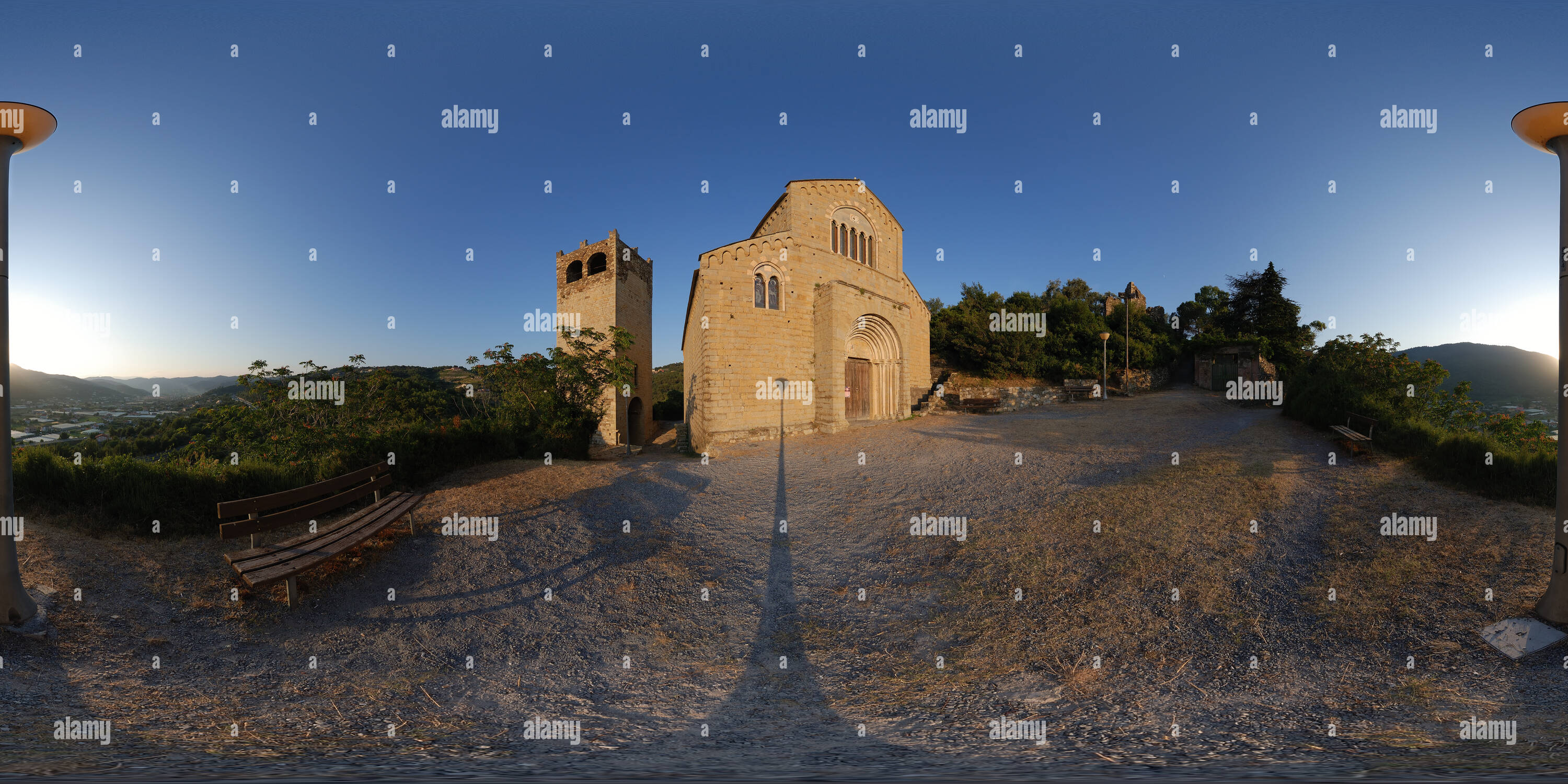 360 Grad Panorama Ansicht von Andora Castello, St. Jakobus und St. Philip Kirche und mittelalterlichen Tor-Tower