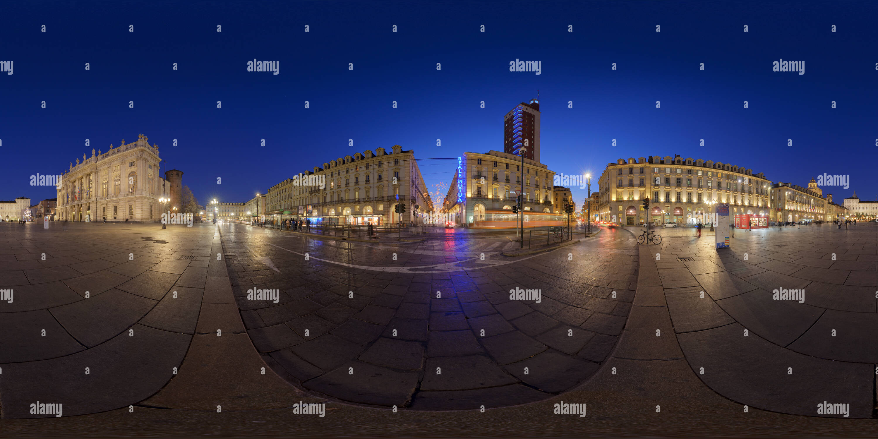 360 Grad Panorama Ansicht von Piazza Castello, blaue Stunde