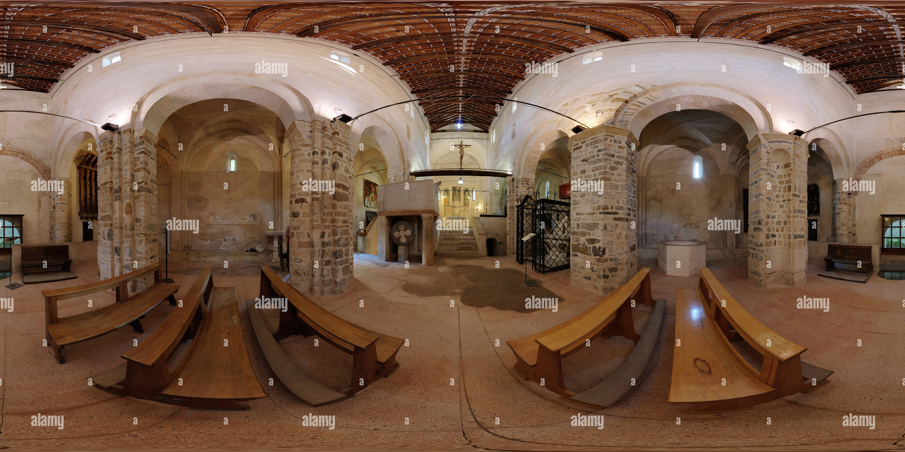 360 Grad Panorama Ansicht von Noli, San Paragorio mittelalterliche Kirche, mittelschiff