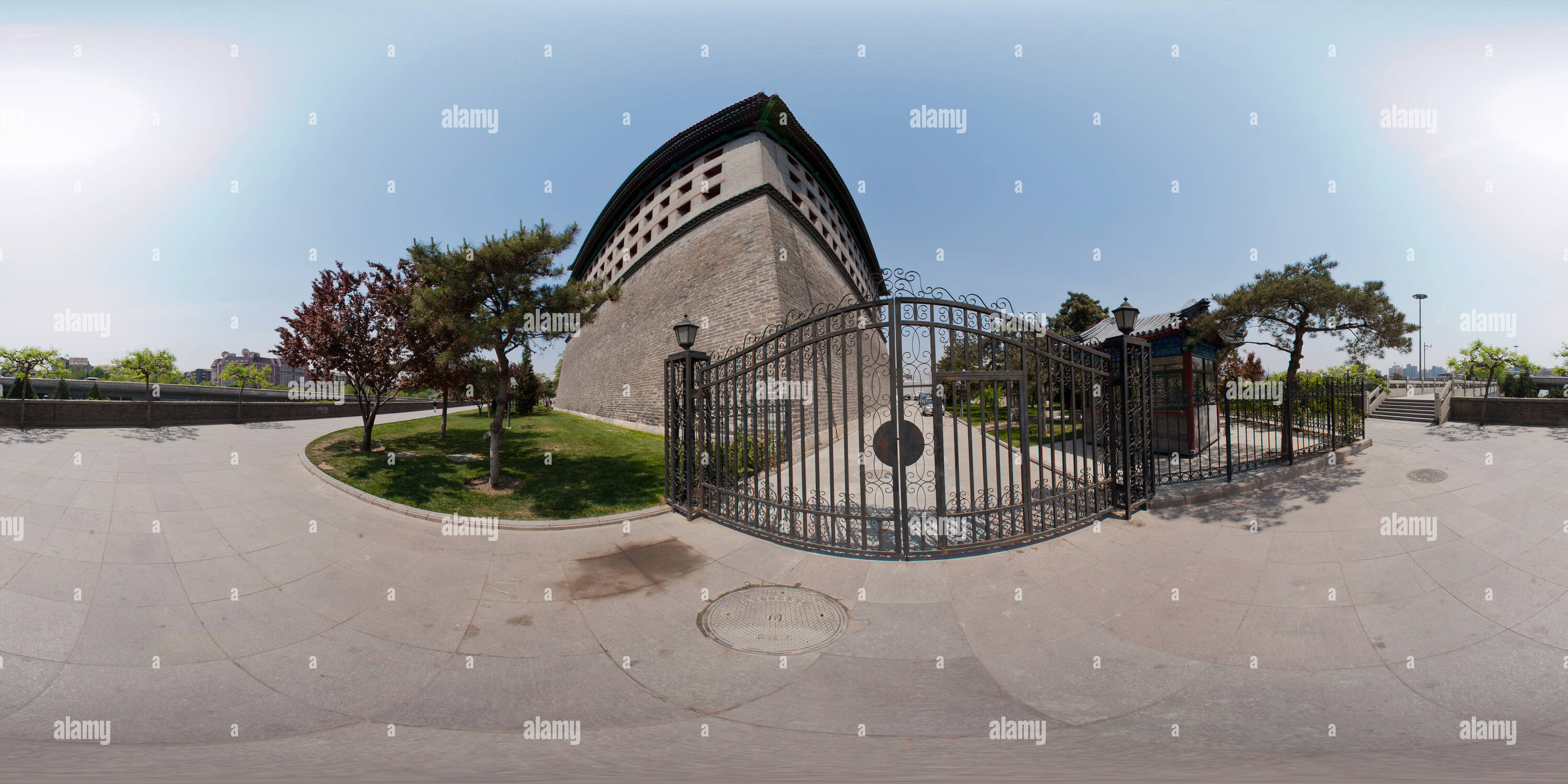 360 Grad Panorama Ansicht von Helle Beijing city wall Ruins Park (Osten Zugangsklappe) - Südosten nationale Hauptstadt Wachtturm