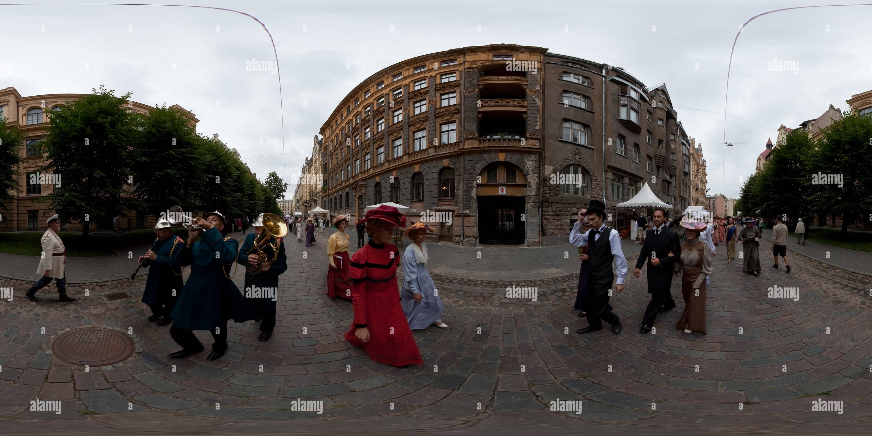 360 Grad Panorama Ansicht von Festival "Riga vor 100 Jahren" in Alberta Street, Lettland