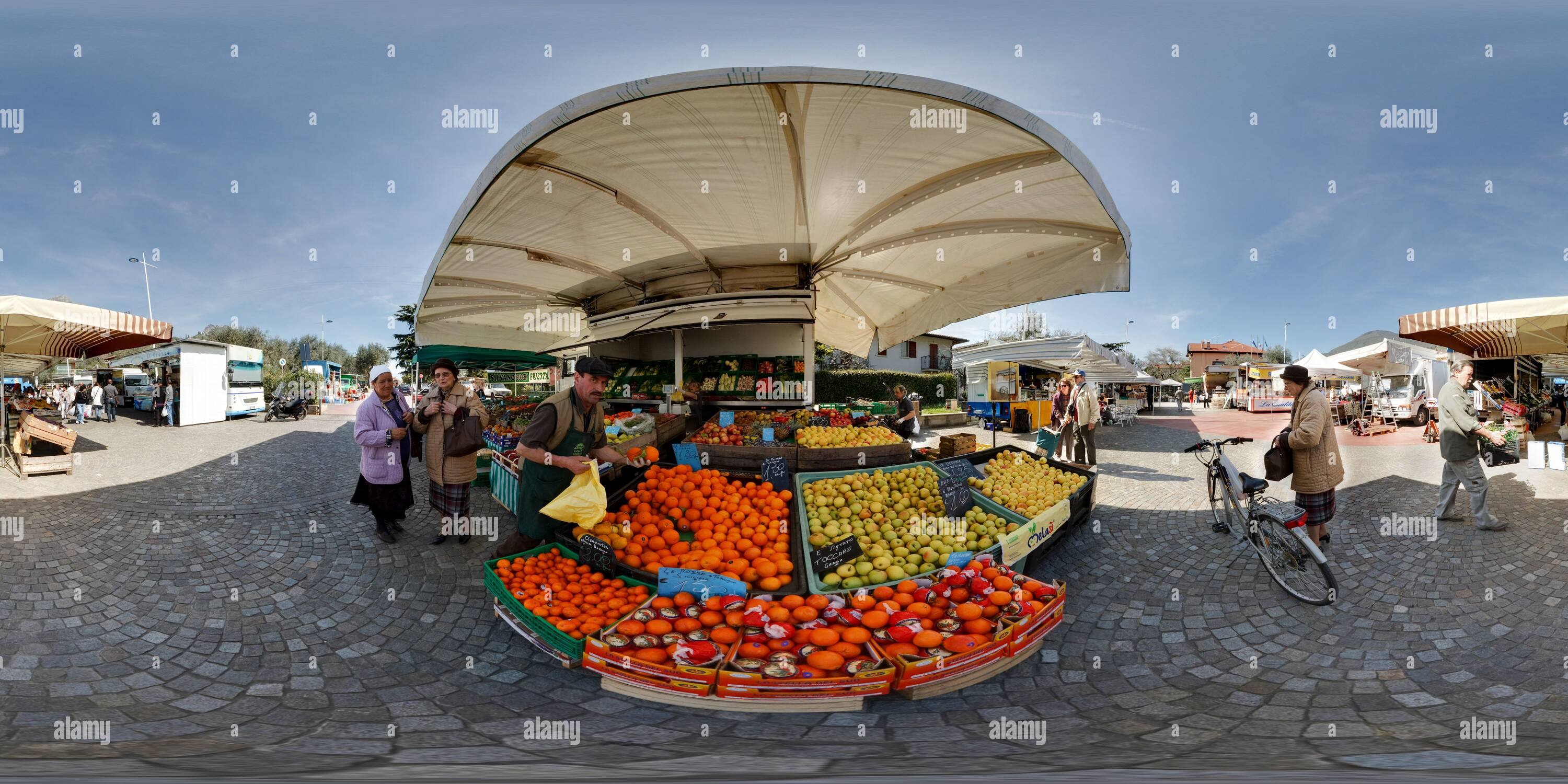 360 Grad Panorama Ansicht von Reisen Markt in Toscolano-Maderno, Lombardei, Italien