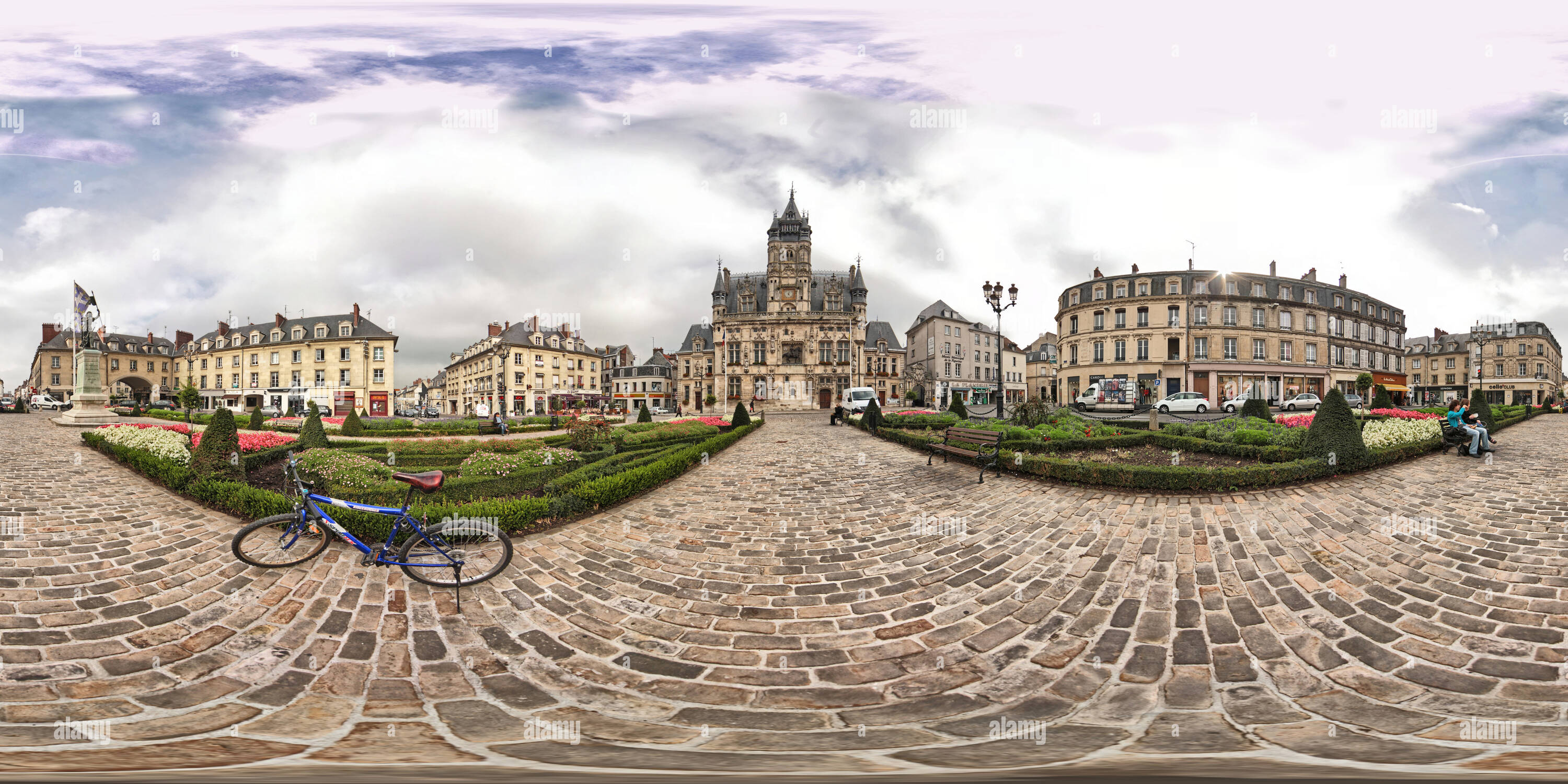 360 Grad Panorama Ansicht von Compiegne-Saint Jeanne D'Arc vor der Mairie