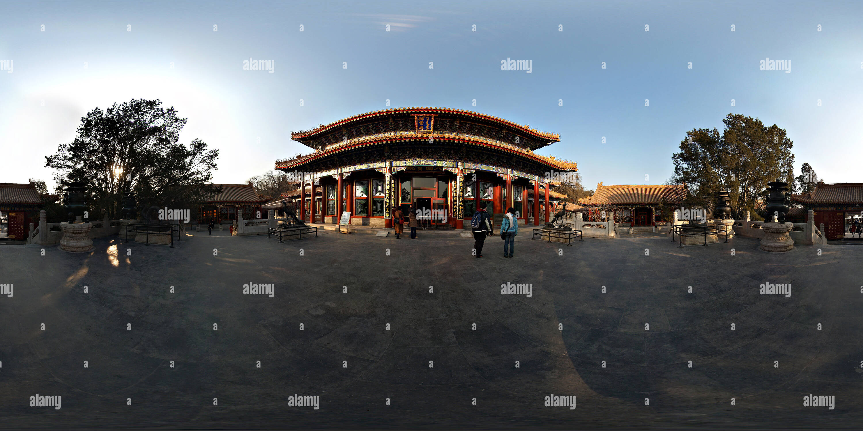 360 Grad Panorama Ansicht von Sommerpalast in Peking und zerstreuten Wolken Hall