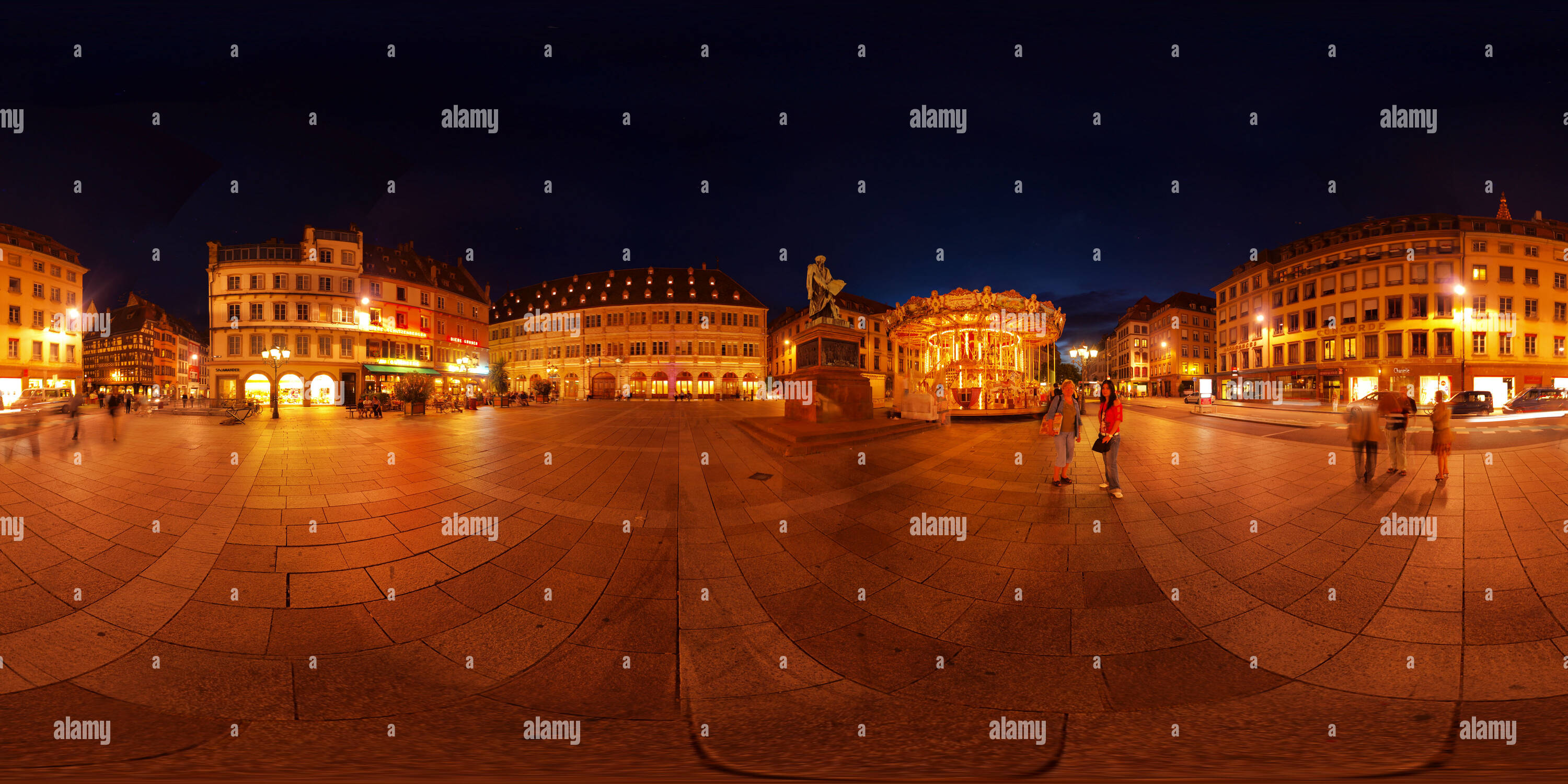 360 Grad Panorama Ansicht von Karussell am Ort de Gutemberg in Straßburg