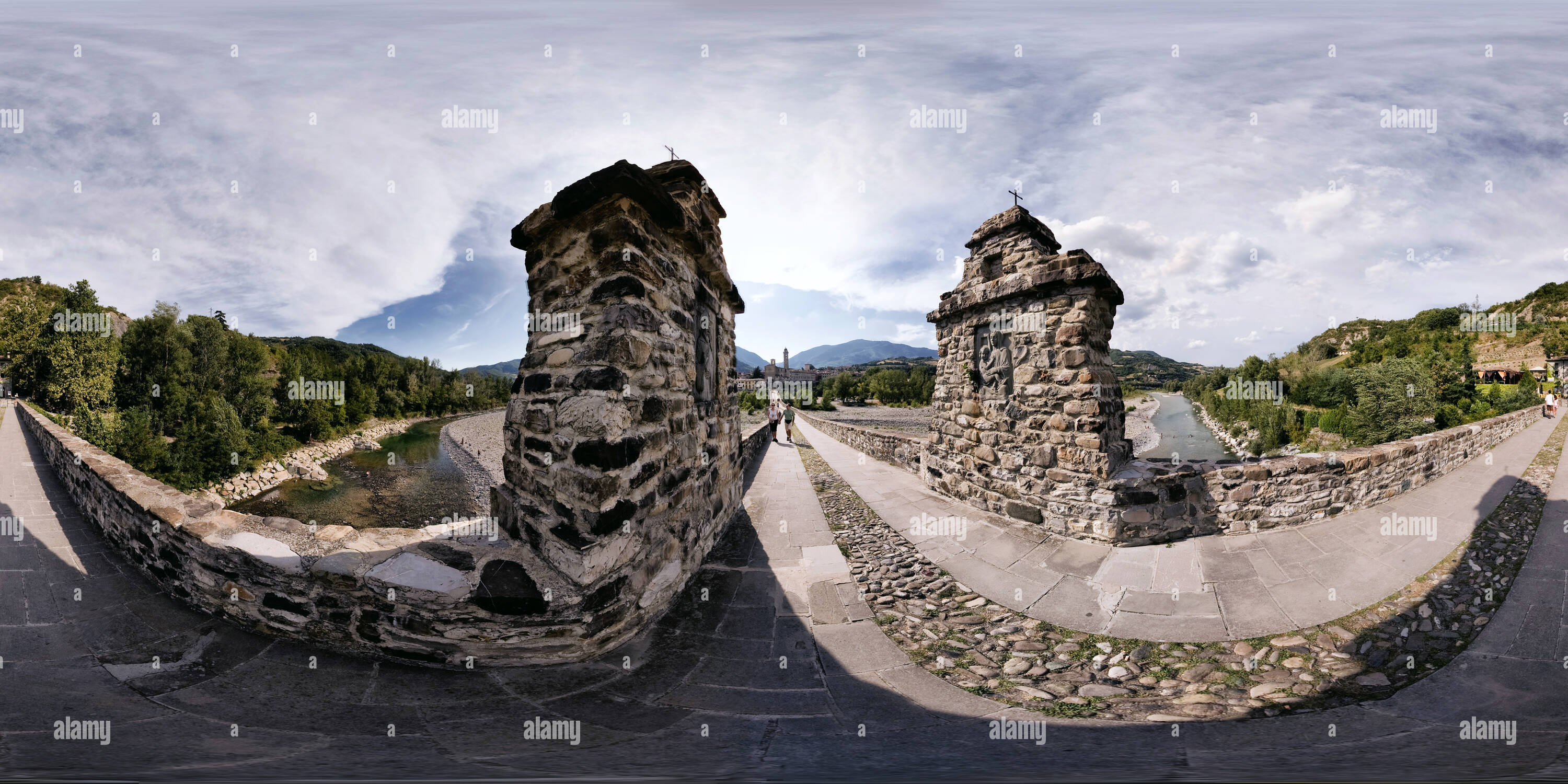 360 Grad Panorama Ansicht von Ponte Vecchio di Bobbio (PC) Italien