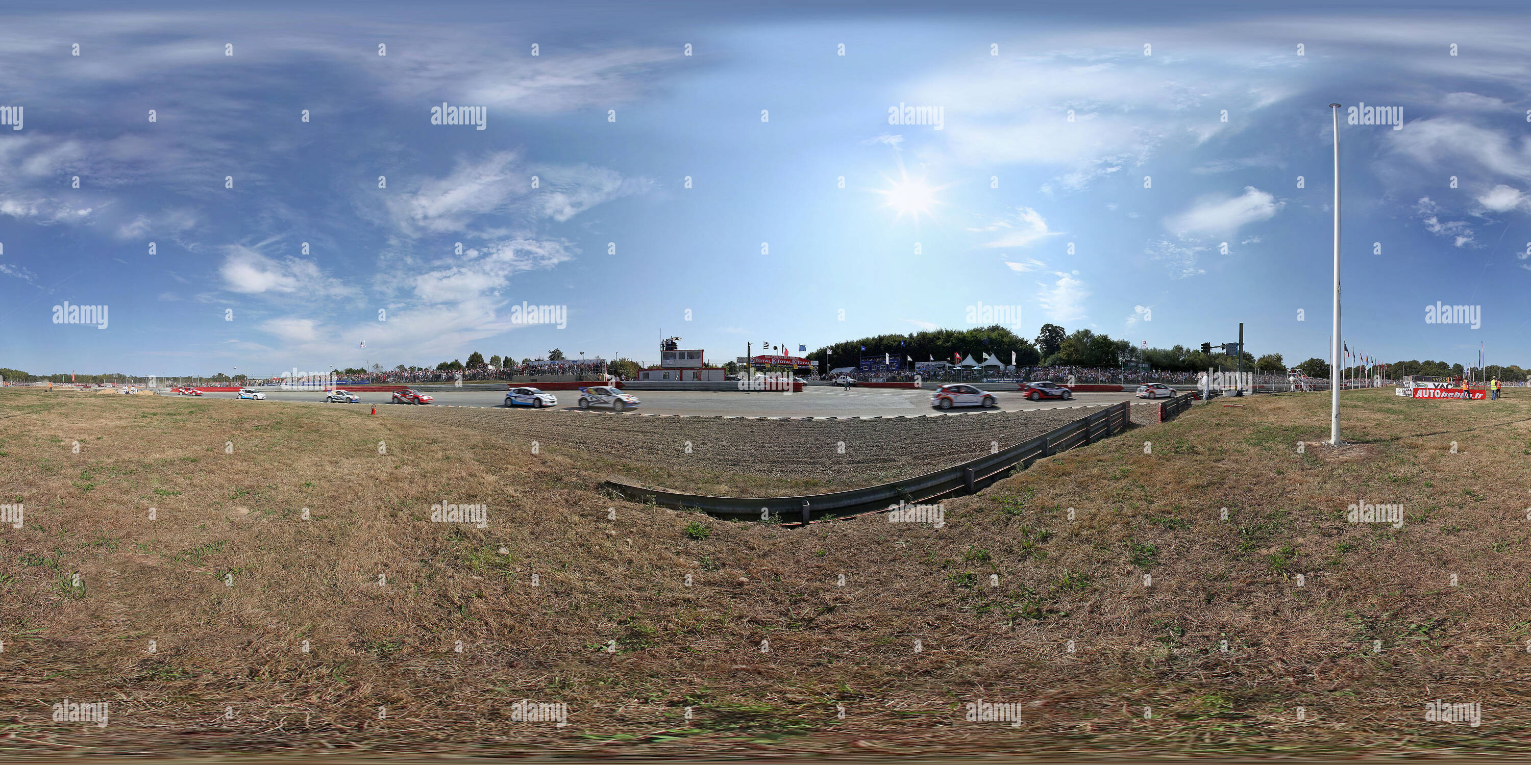 360 Grad Panorama Ansicht von Kurs automobile à Lohéac