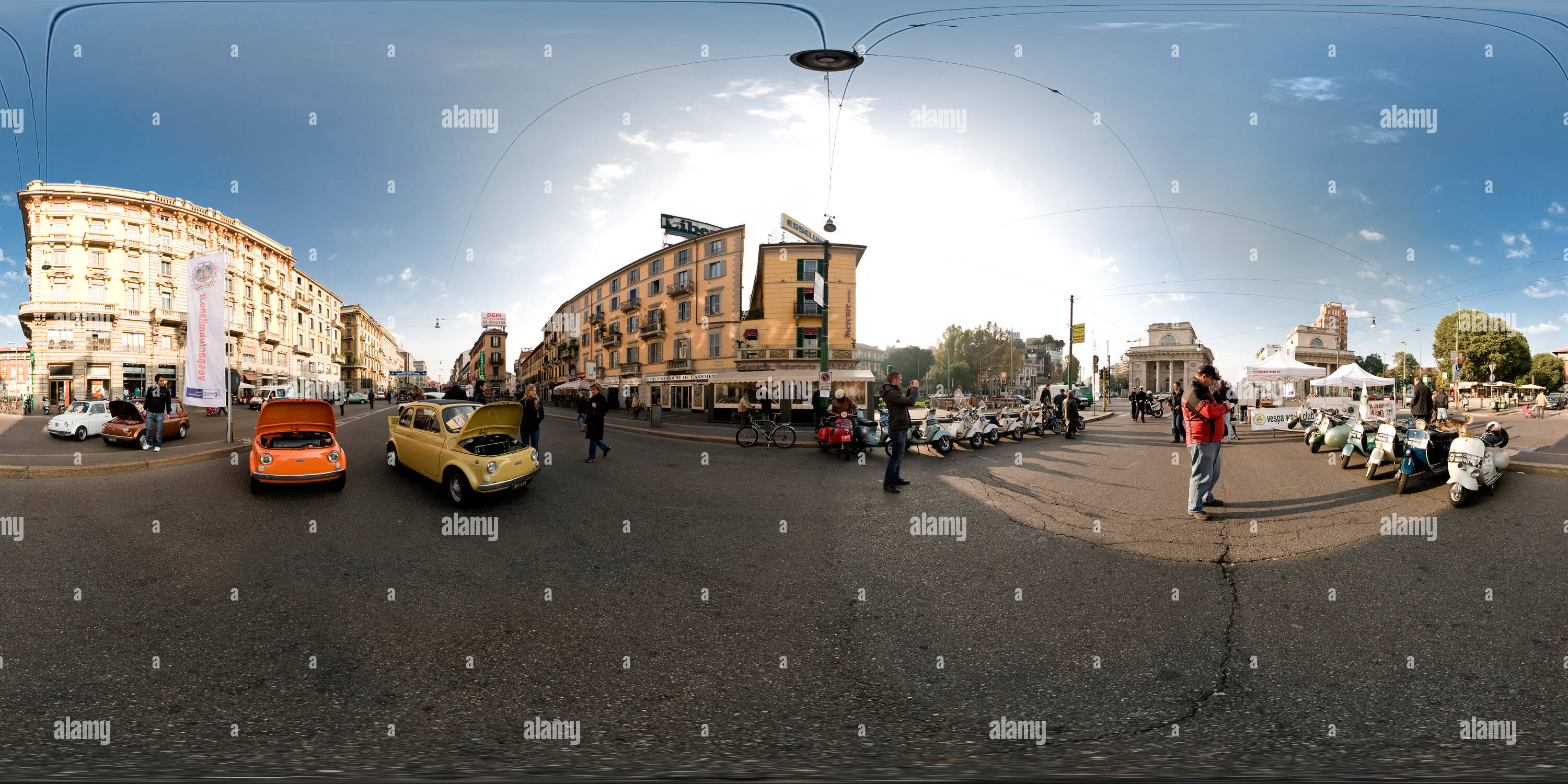 360 Grad Panorama Ansicht von FIAT 500 auf dem Corso Buenos Aires (Mailand)