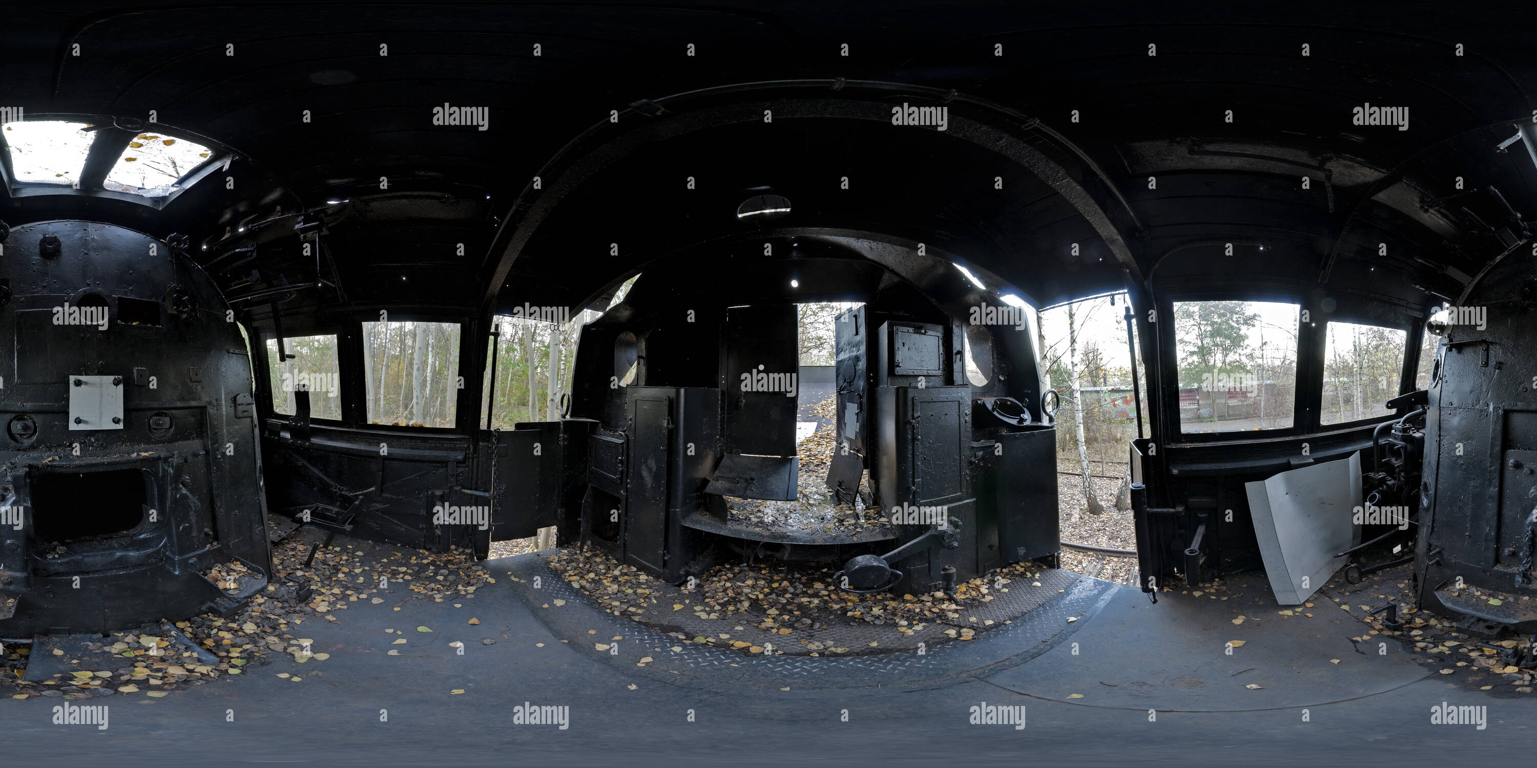 360 Grad Panorama Ansicht von Im Inneren verworfen Lokomotive in der Schöneberger Suedgelaende