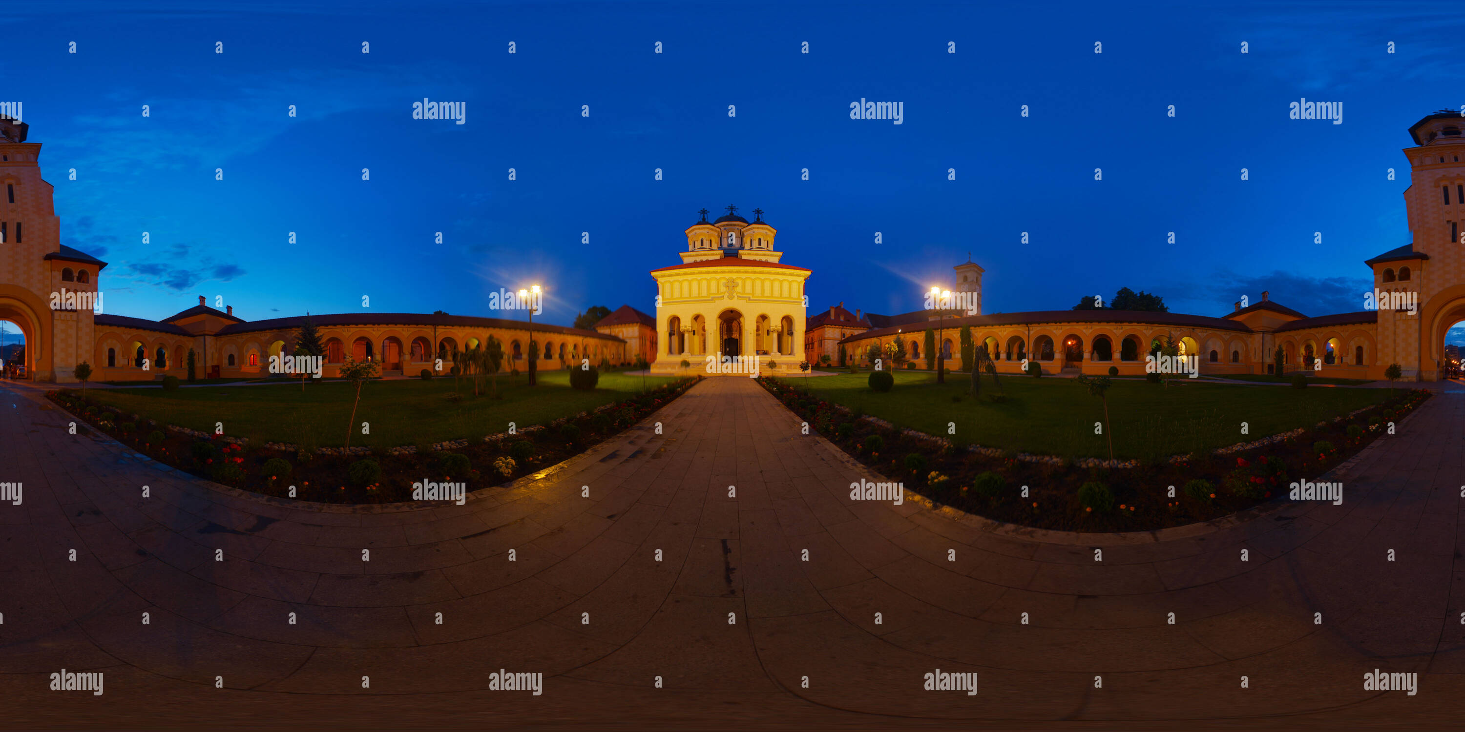 360 Grad Panorama Ansicht von Die Wiederveinigungs Kathedrale in Alba Iulia bei Nacht