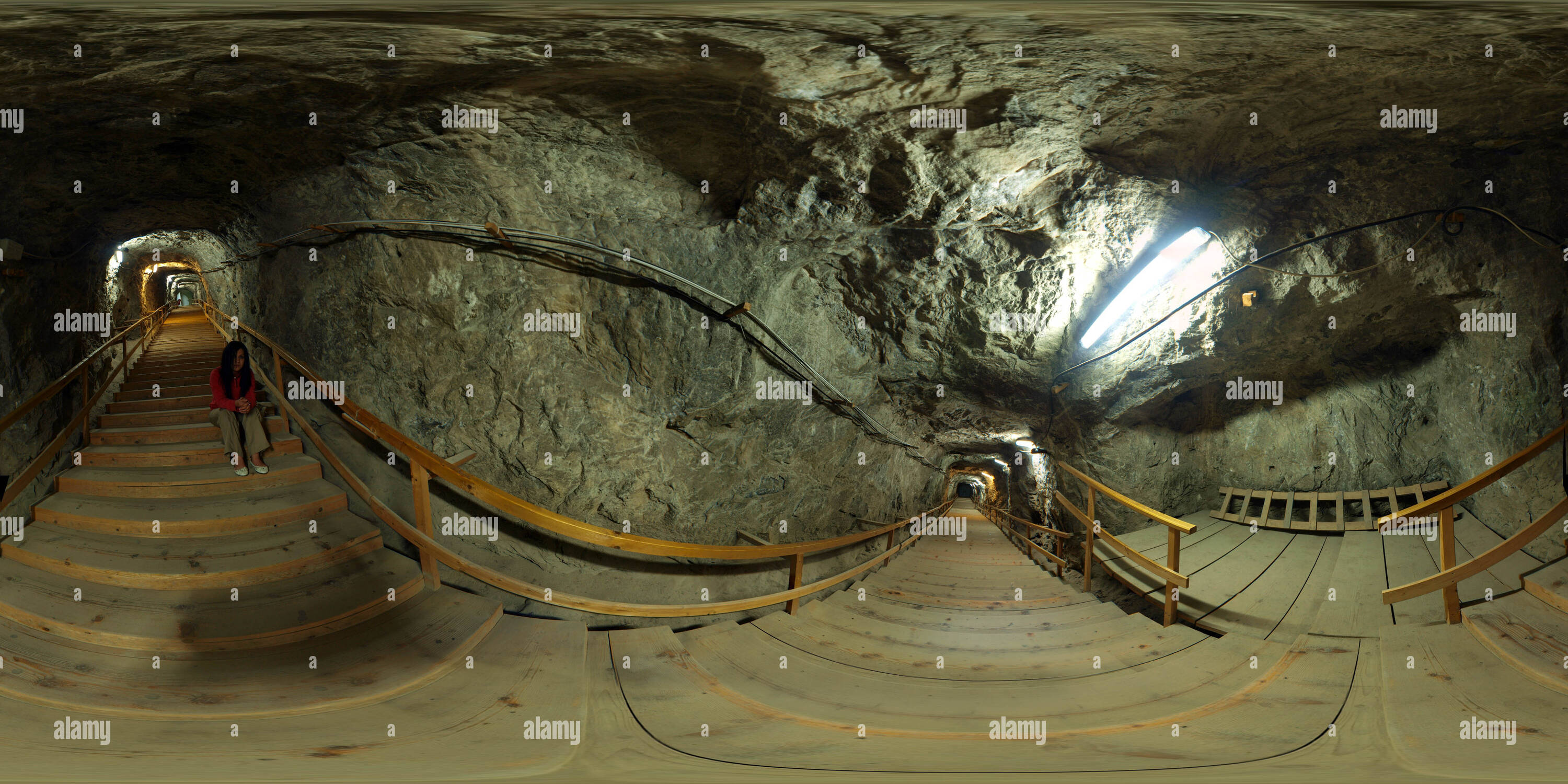 360 Grad Panorama Ansicht von Treppen absteigend in die Praid Salzbergwerk