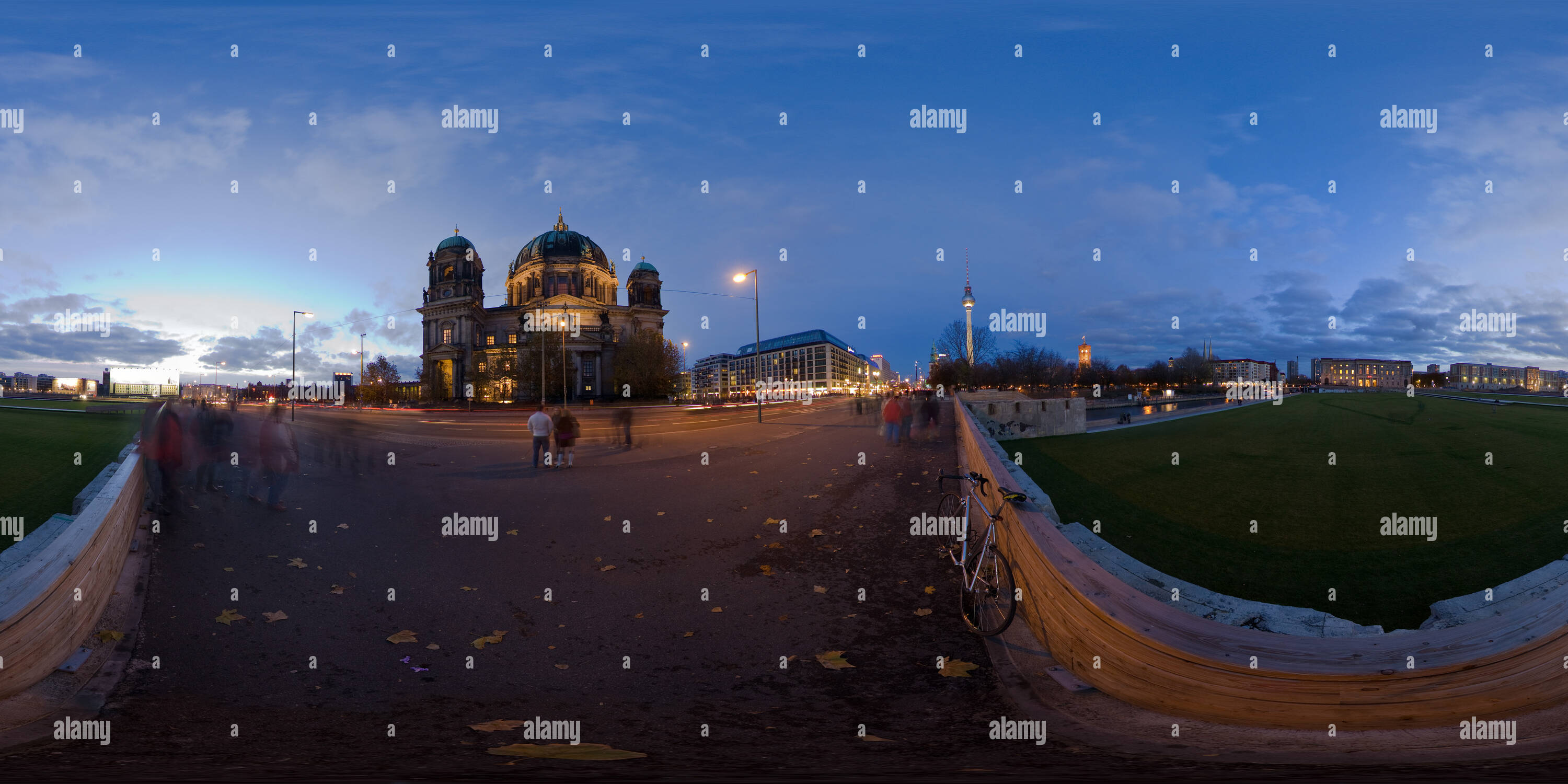 360 Grad Panorama Ansicht von Berlin in der Nähe der Kathedrale am Sonnenuntergang