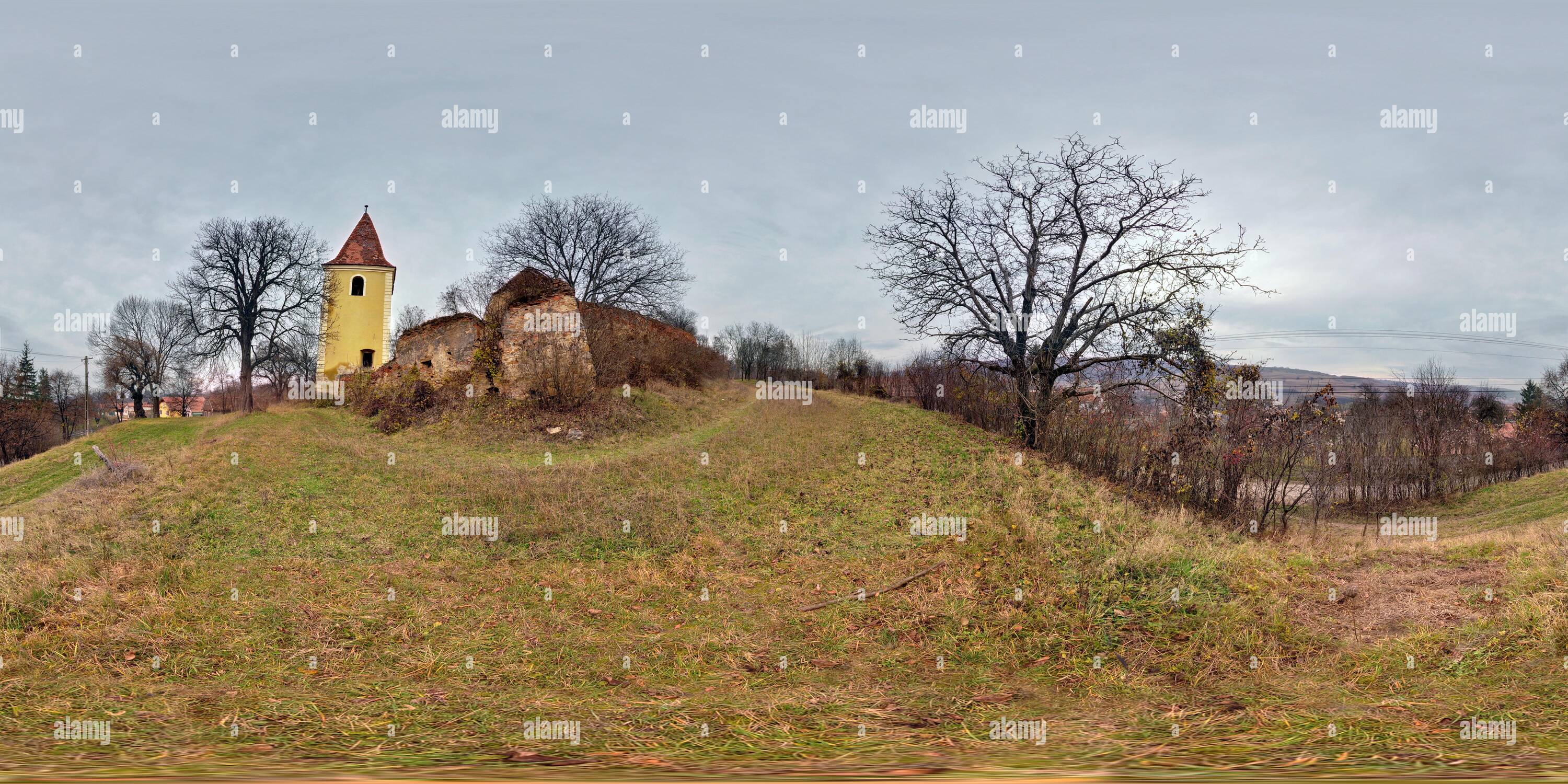 360 Grad Panorama Ansicht von Dunkle Herbst Tag am schiefen Turm in Rusi