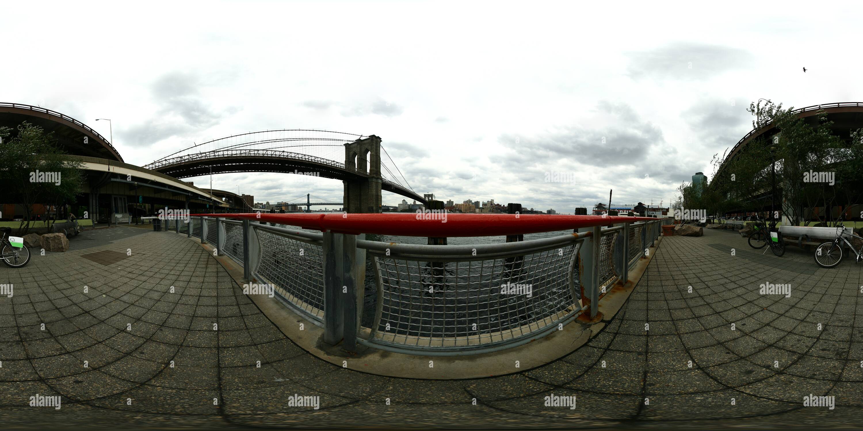 360 Grad Panorama Ansicht von Die Brooklyn Bridge von unten