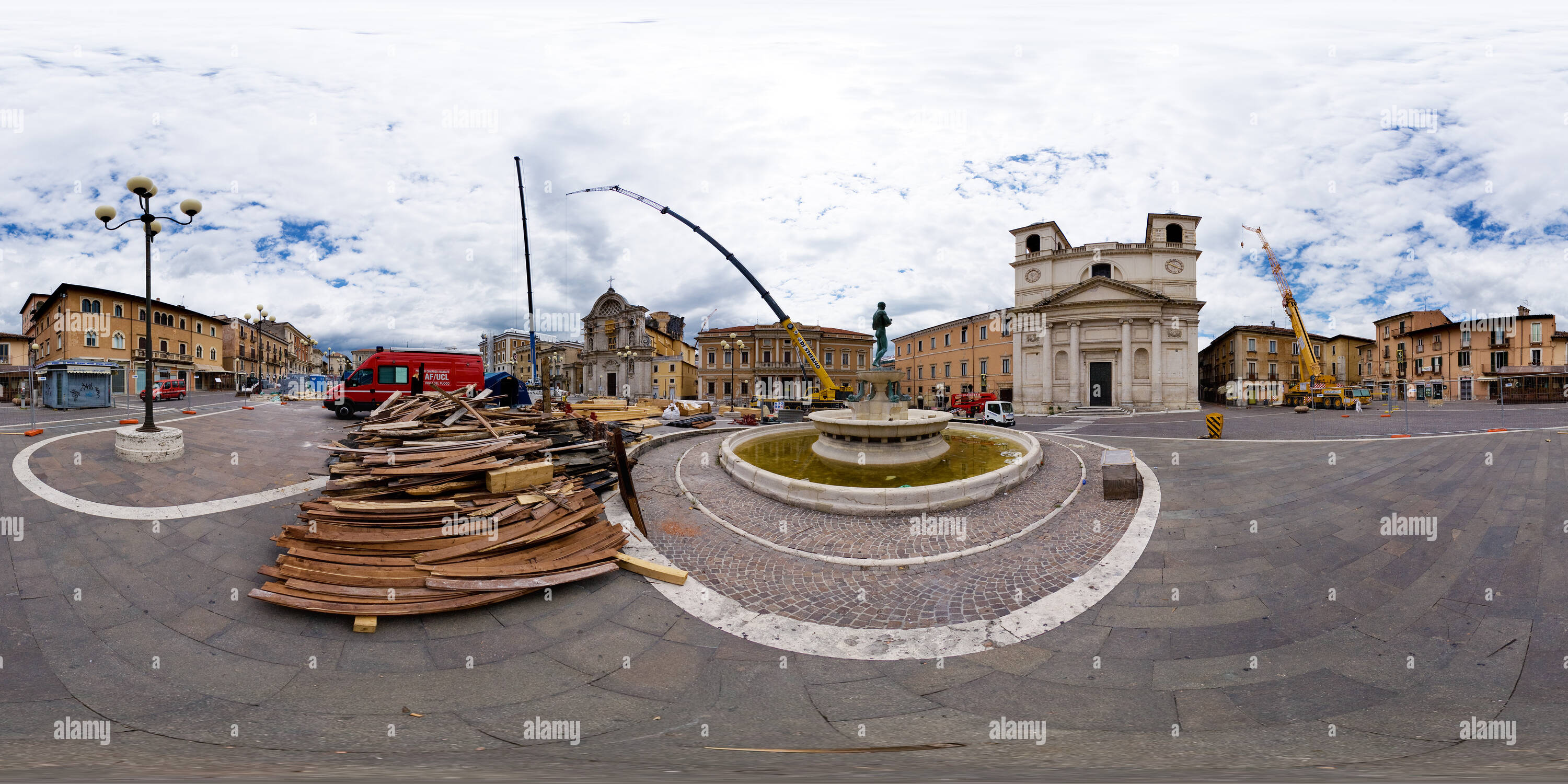 360 Grad Panorama Ansicht von L'Aquila: Piazza del Duomo nach dem 6. April 2009 Erdbeben