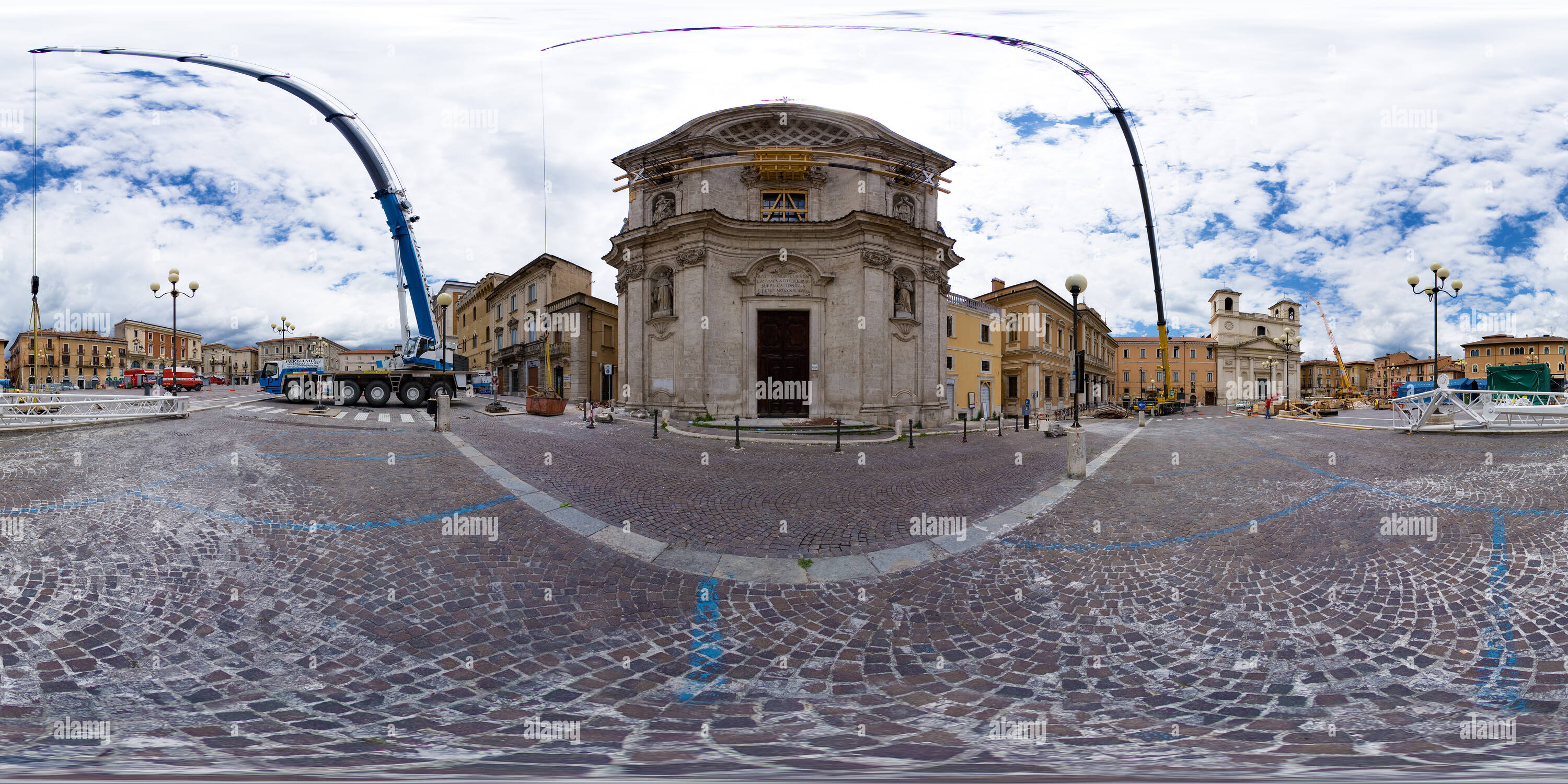 360 Grad Panorama Ansicht von L'Aquila: Anime Sante Kirche nach dem 6. April 2009 Erdbeben