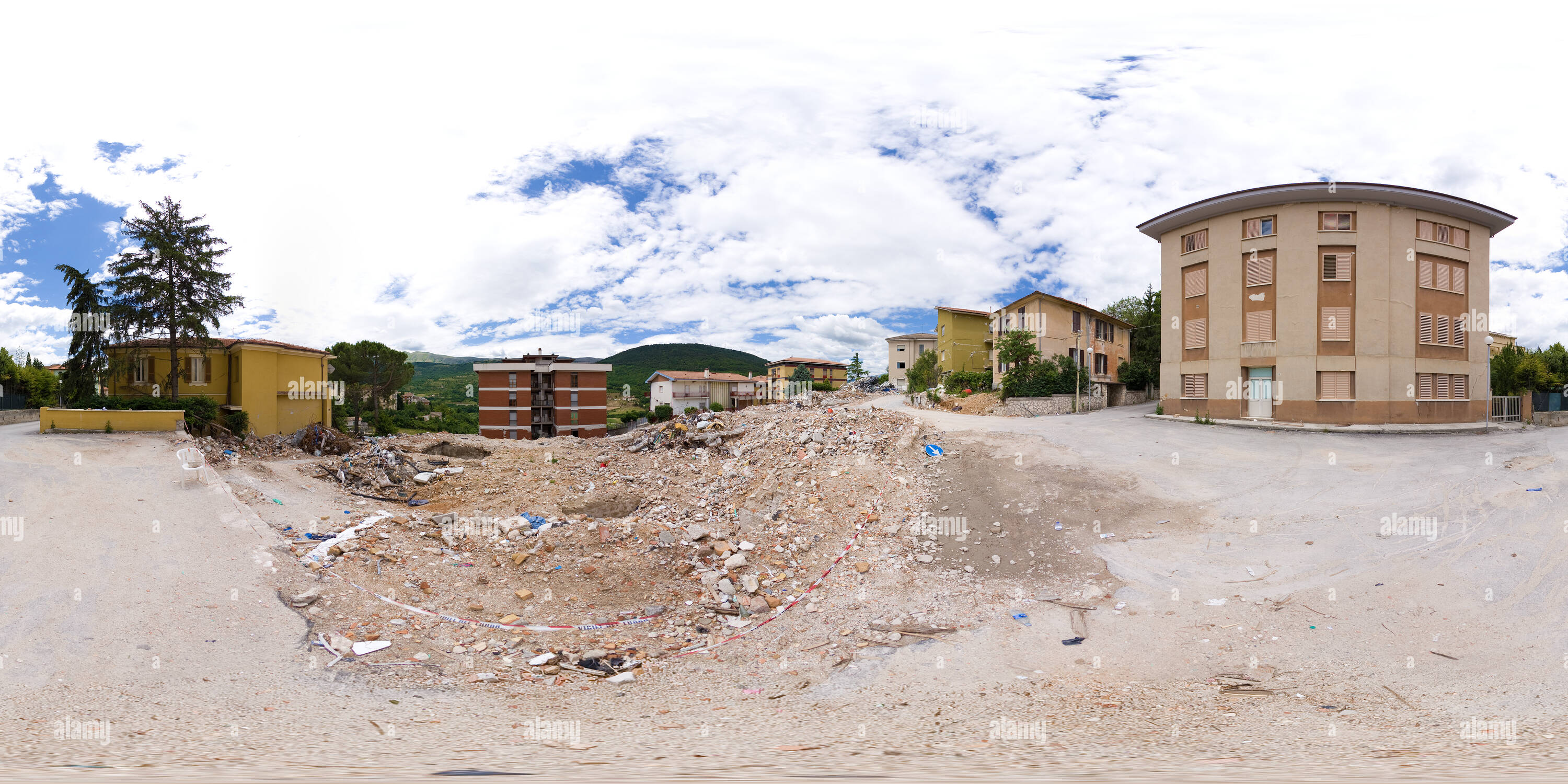 360 Grad Panorama Ansicht von L'Aquila: Via Cola dell'Amatrice nach dem 6. April 2009 Erdbeben