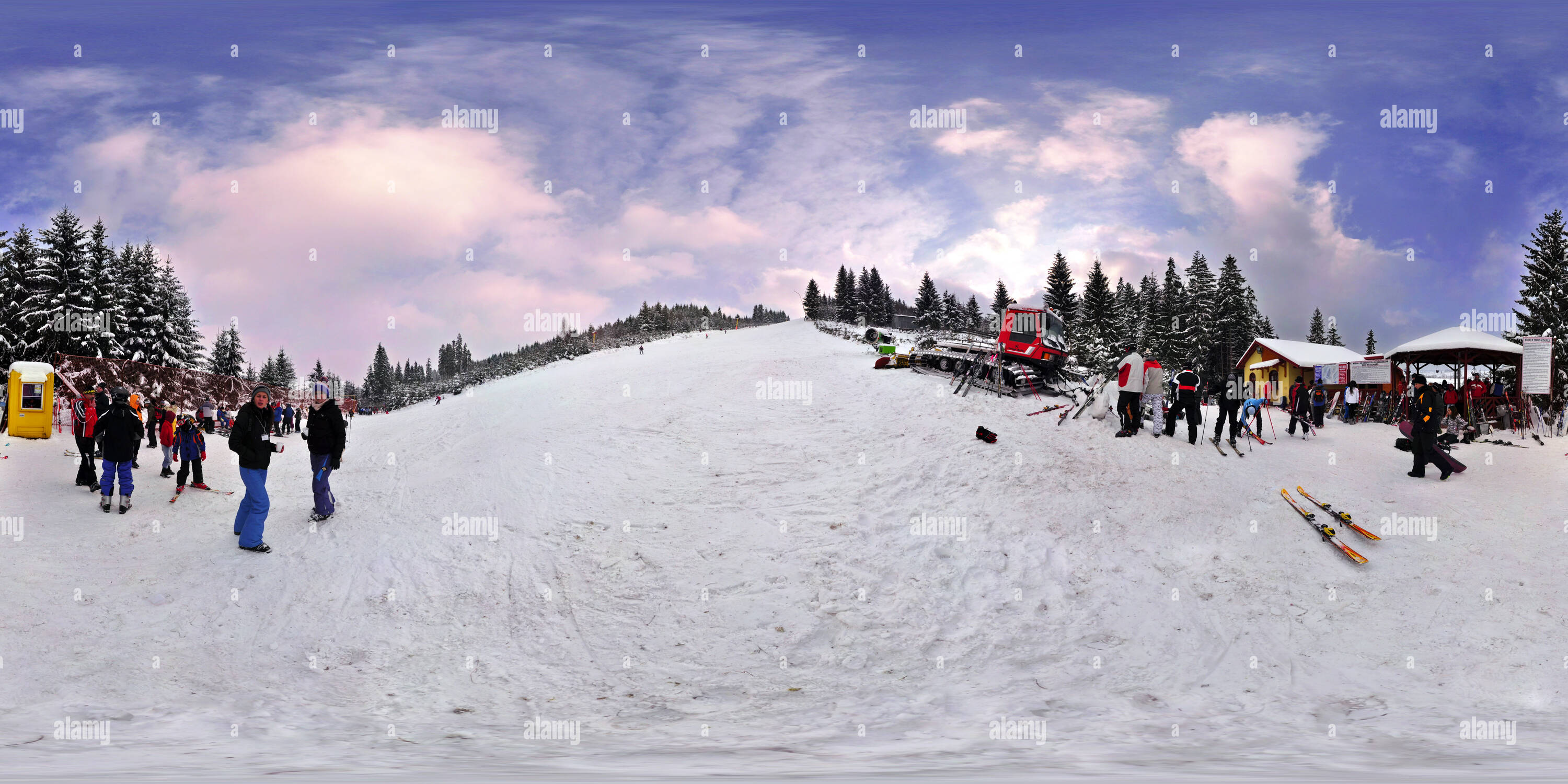 360 Grad Panorama Ansicht von Der erste Schnee im Jahr 2009 auf der Piste Toplita