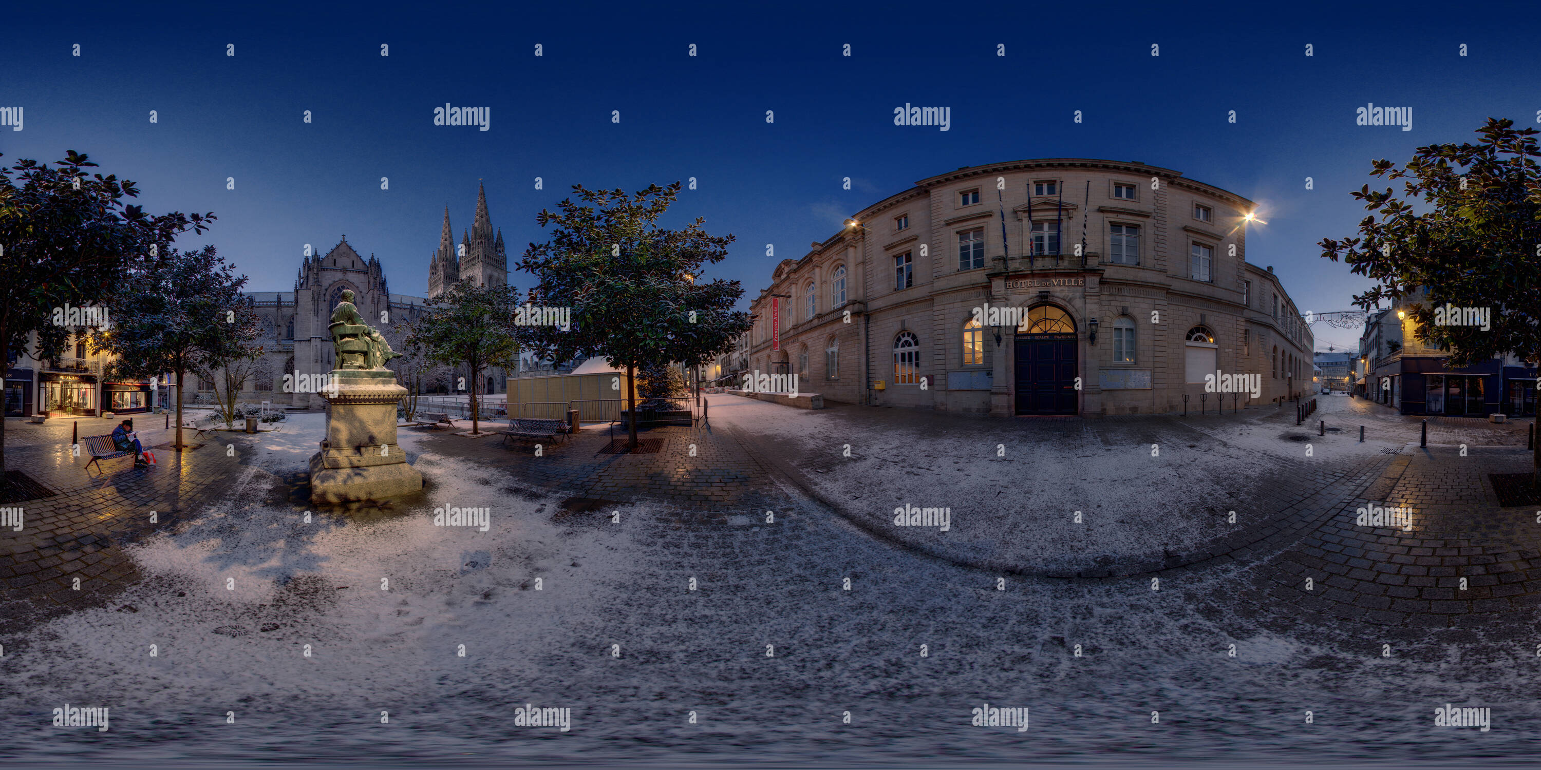 360 Grad Panorama Ansicht von Neige sur la Tête de Laennec devant la Mairie de Quimper