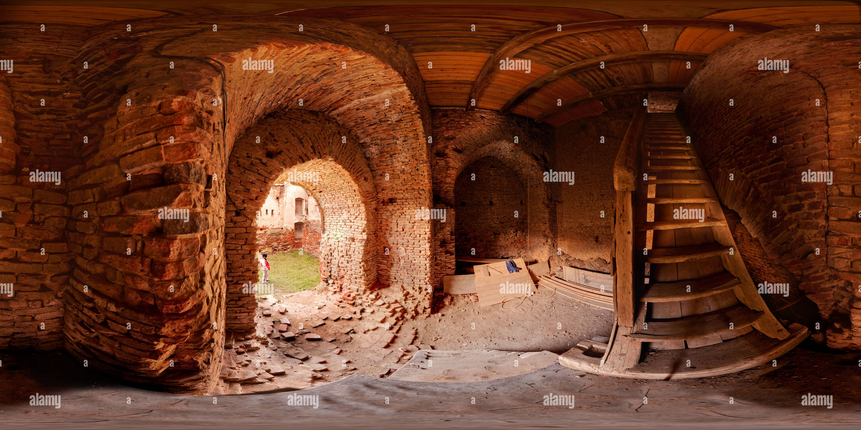 360 Grad Panorama Ansicht von Eingang zum alten Turm der Festung Slimnic