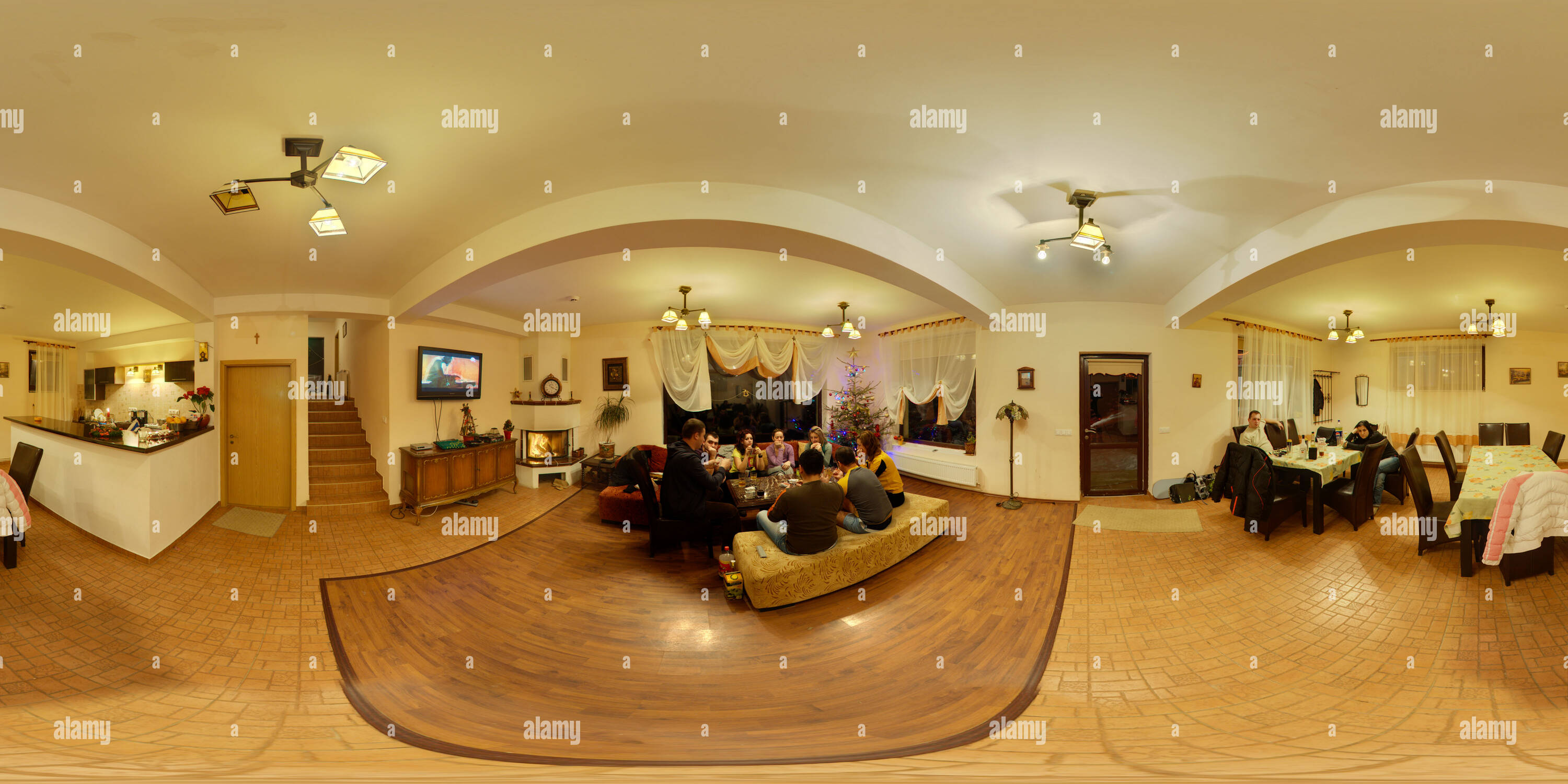 360 Grad Panorama Ansicht von Wohnzimmer mit Kamin in der armina Chalet in Paltinis