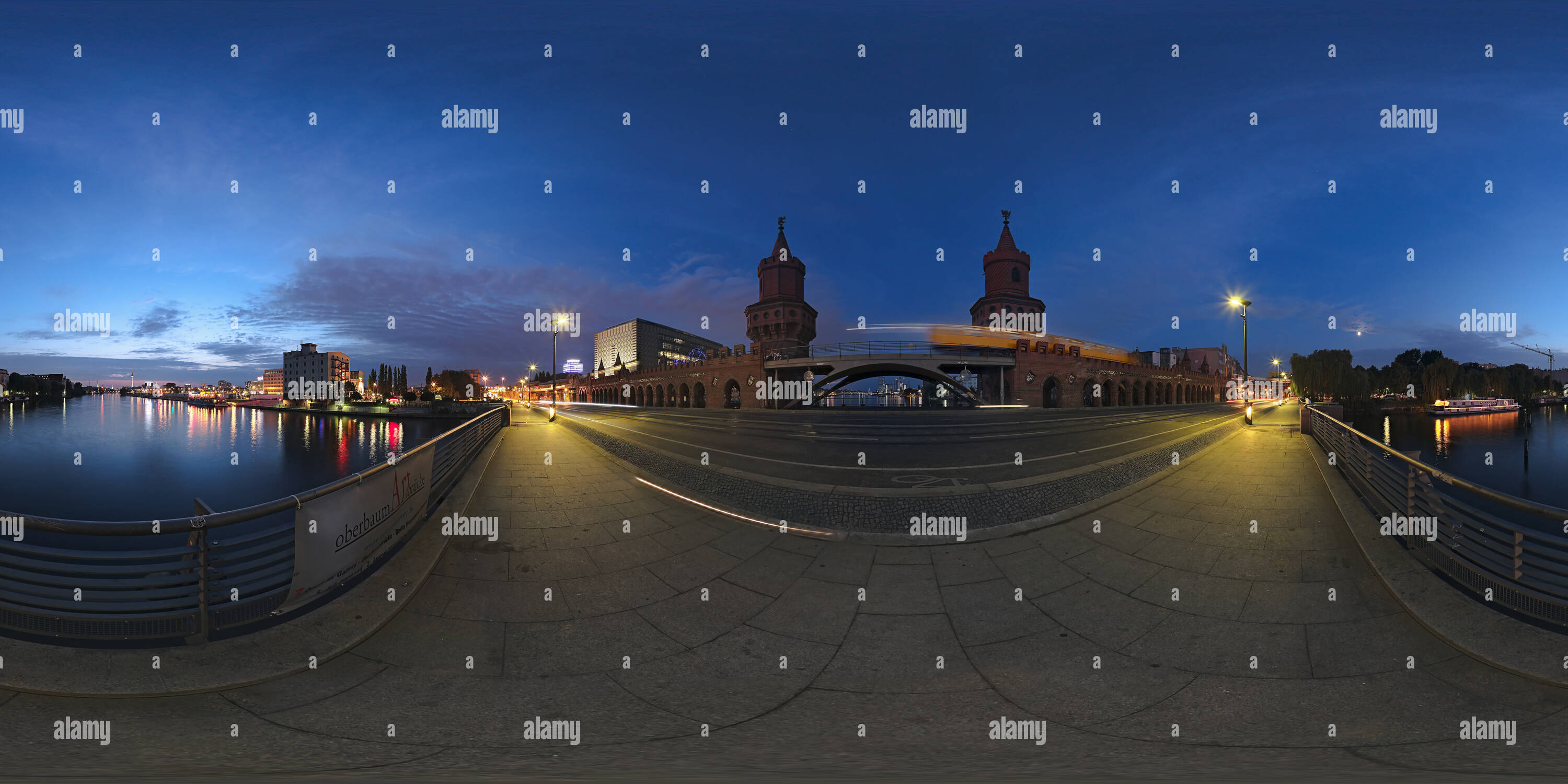 360 Grad Panorama Ansicht von Oberbaumbrücke über die Spree in Berlin