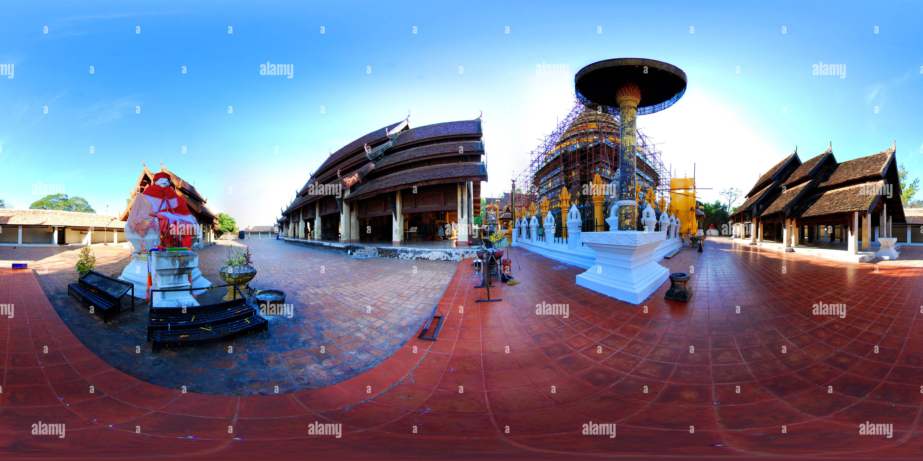 360 Grad Panorama Ansicht von Main Viharn, Chedi und kleine offene Kapelle, Wat Phra That Lampang Luang, Thailand