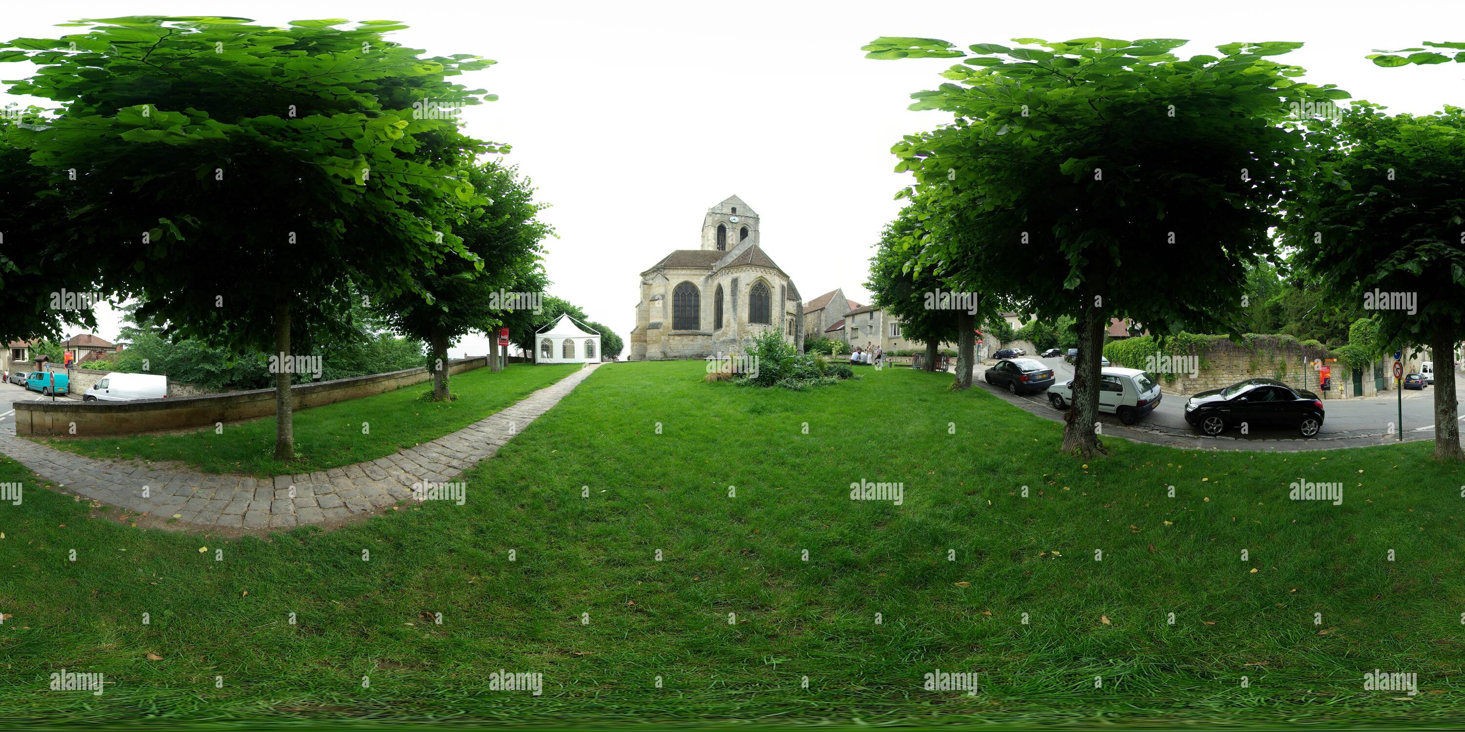 360 Grad Panorama Ansicht von Auvers-sur-Oise's Church im Frühjahr