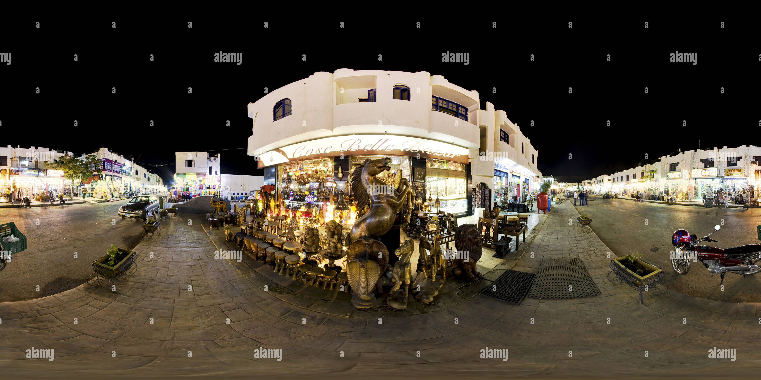 360 Grad Panorama Ansicht von Nacht Geschäfte im Alten Markt