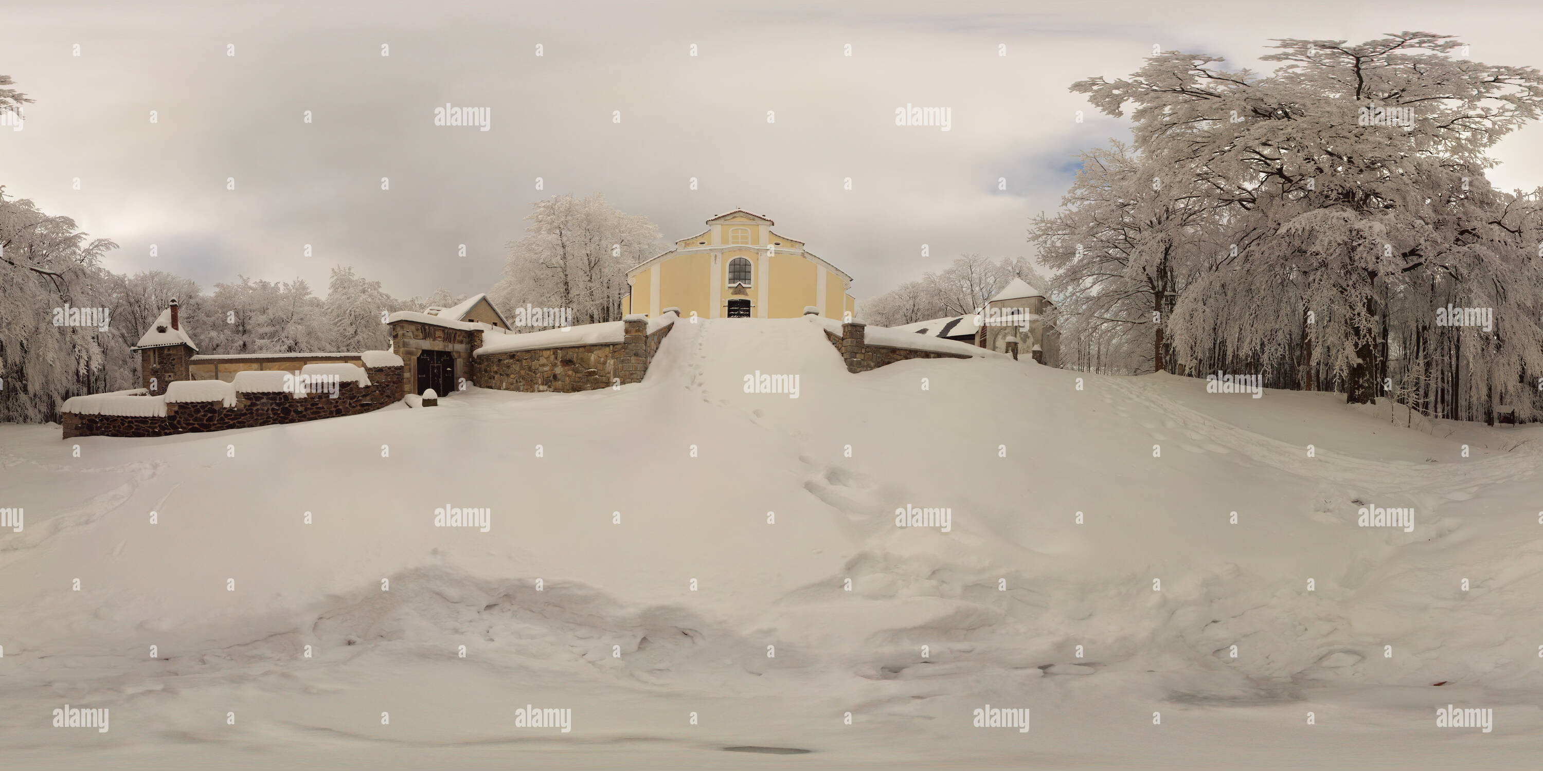 360 Grad Panorama Ansicht von Kirche auf Kremesnik Hill - im Winter