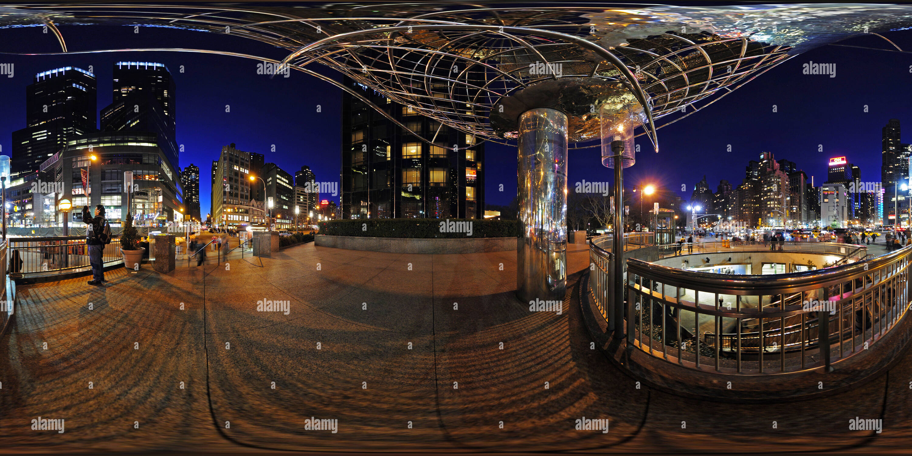 360 Grad Panorama Ansicht von Columbus Circle-Globe Skulptur am 59 St und der Columbus Avenue