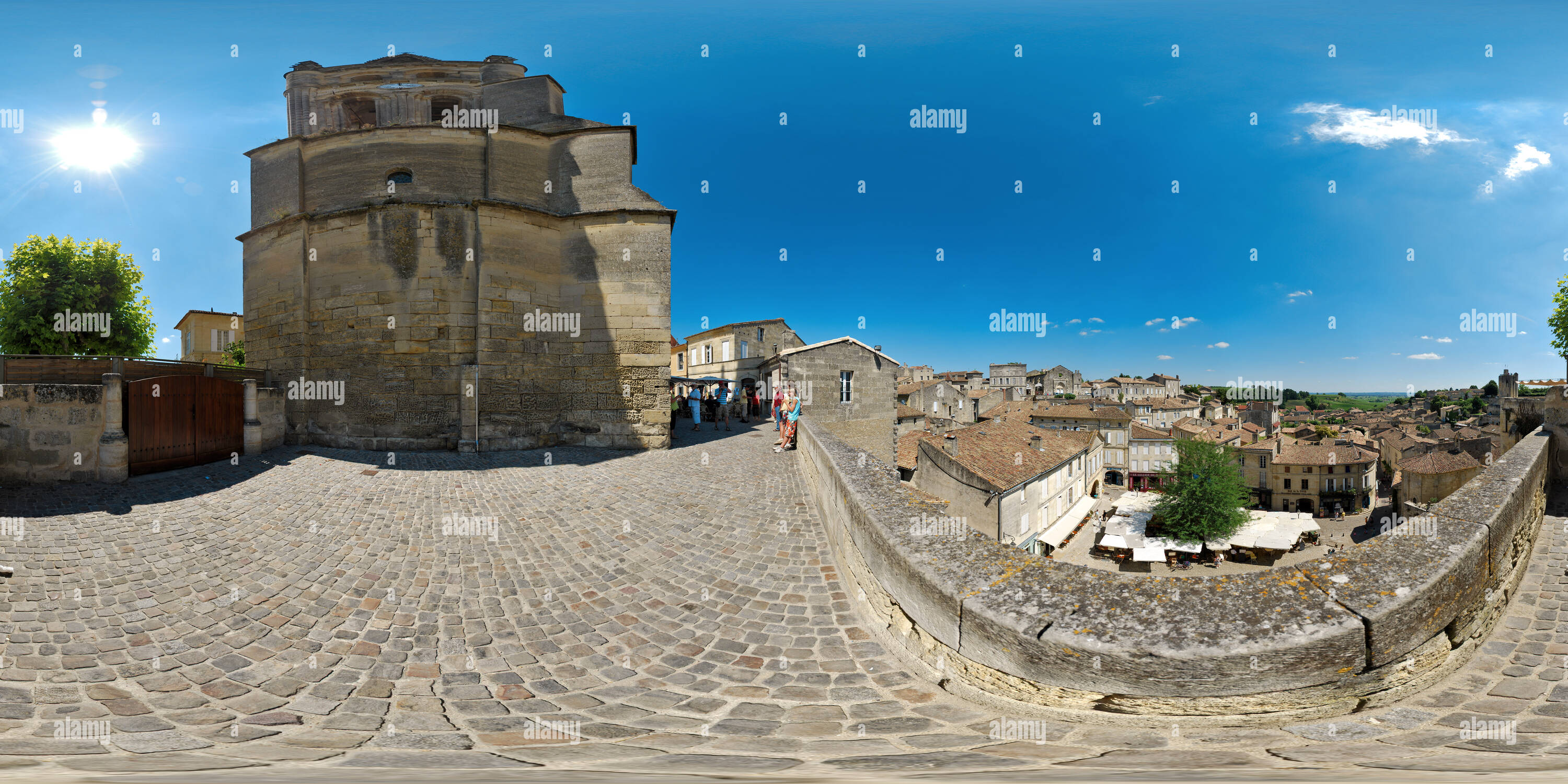 360 Grad Panorama Ansicht von Saint-Emilion: Vue plongeante sur la place des Créneaux et sur la Ville