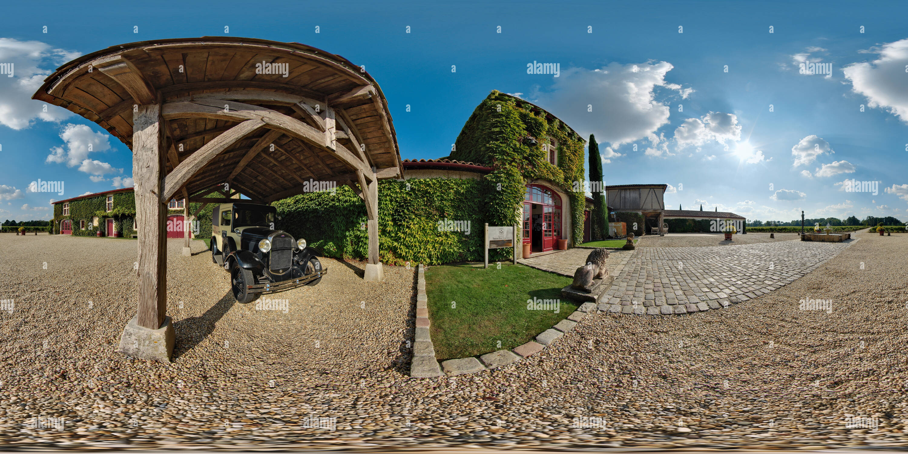 360 Grad Panorama Ansicht von Vieille voiture au Château Smith-Haut-Lafitte - Frankreich