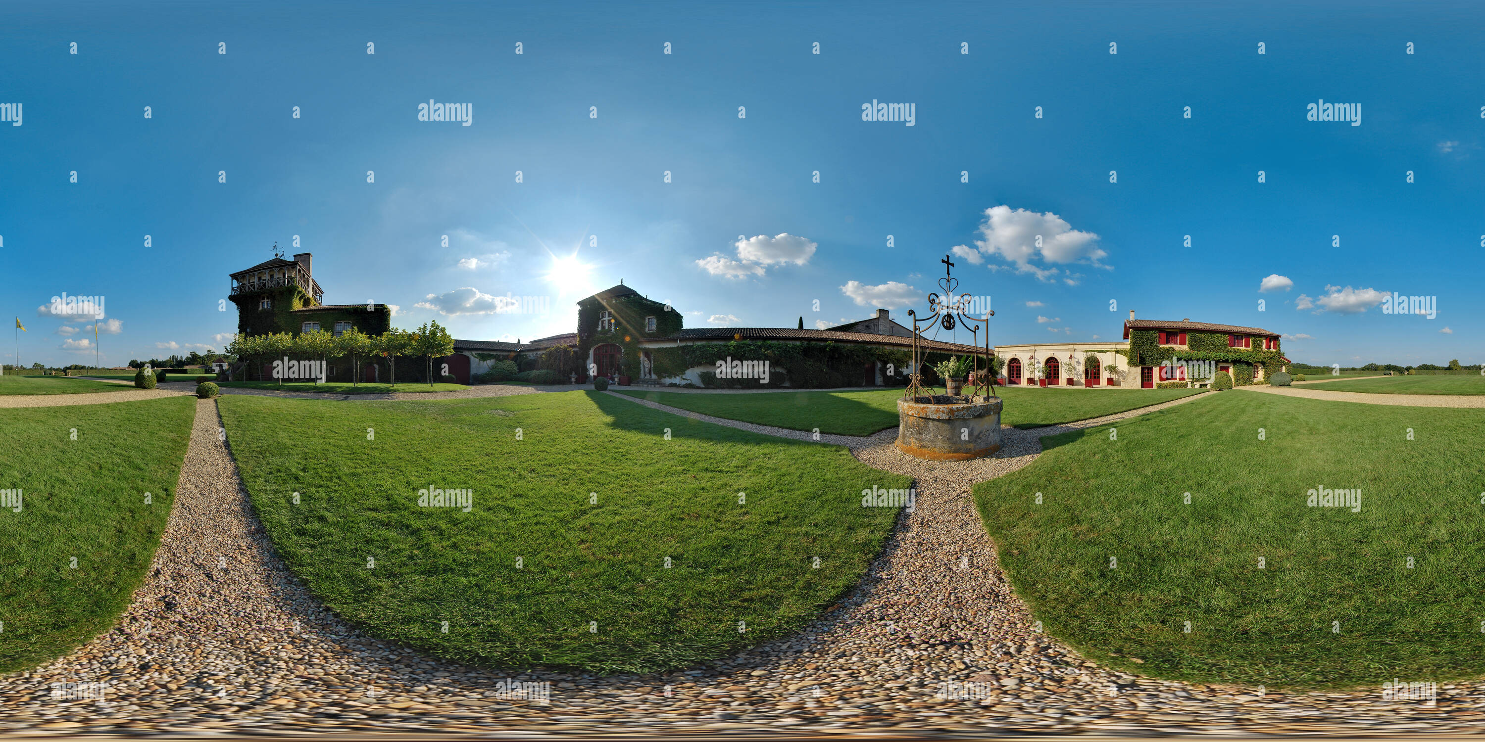 360 Grad Panorama Ansicht von Cour intérieure et Puits Du Château Smith-Haut-Lafitte - Frankreich