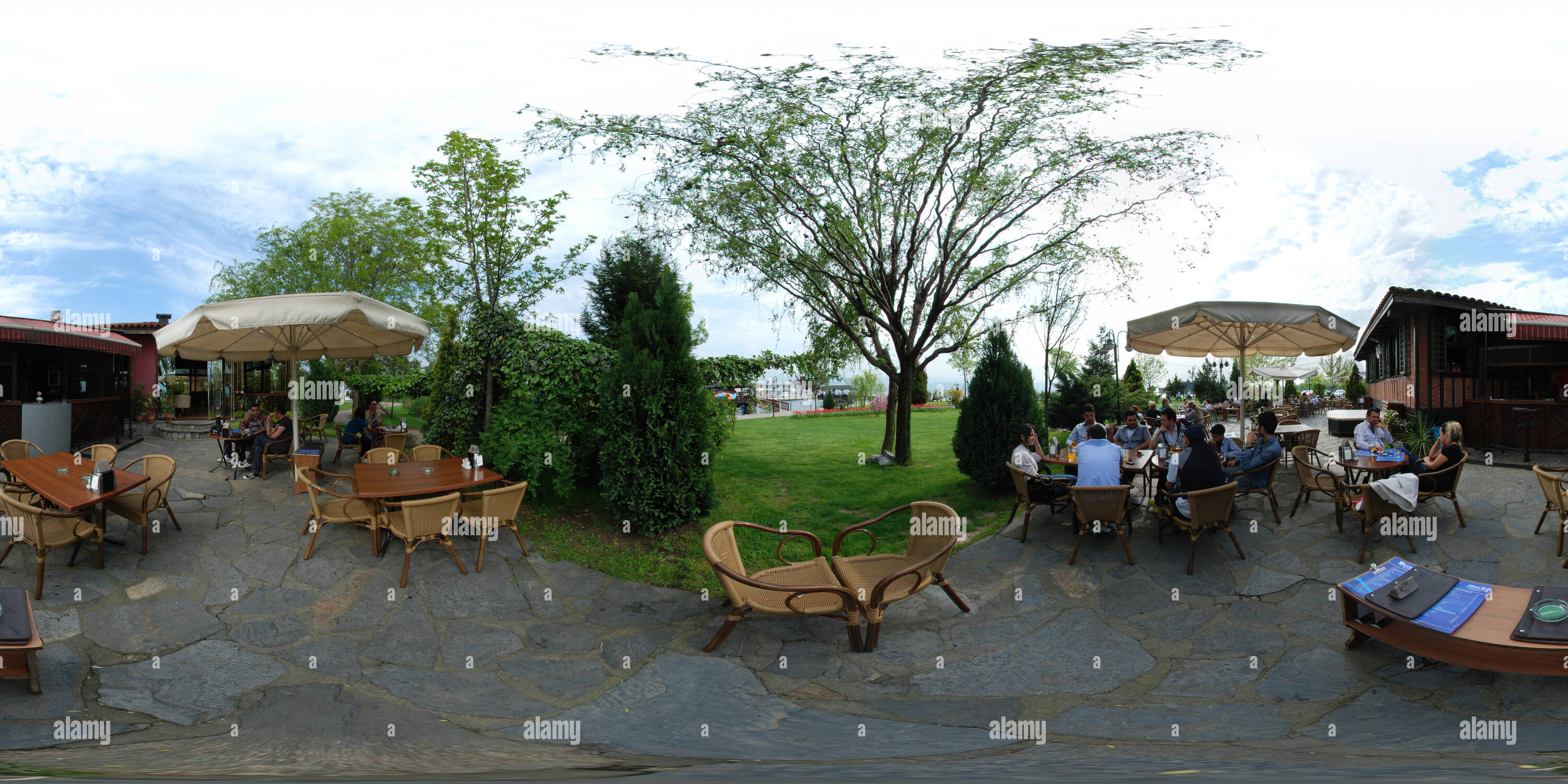 360 Grad Panorama Ansicht von Antik Pub/Bahçe