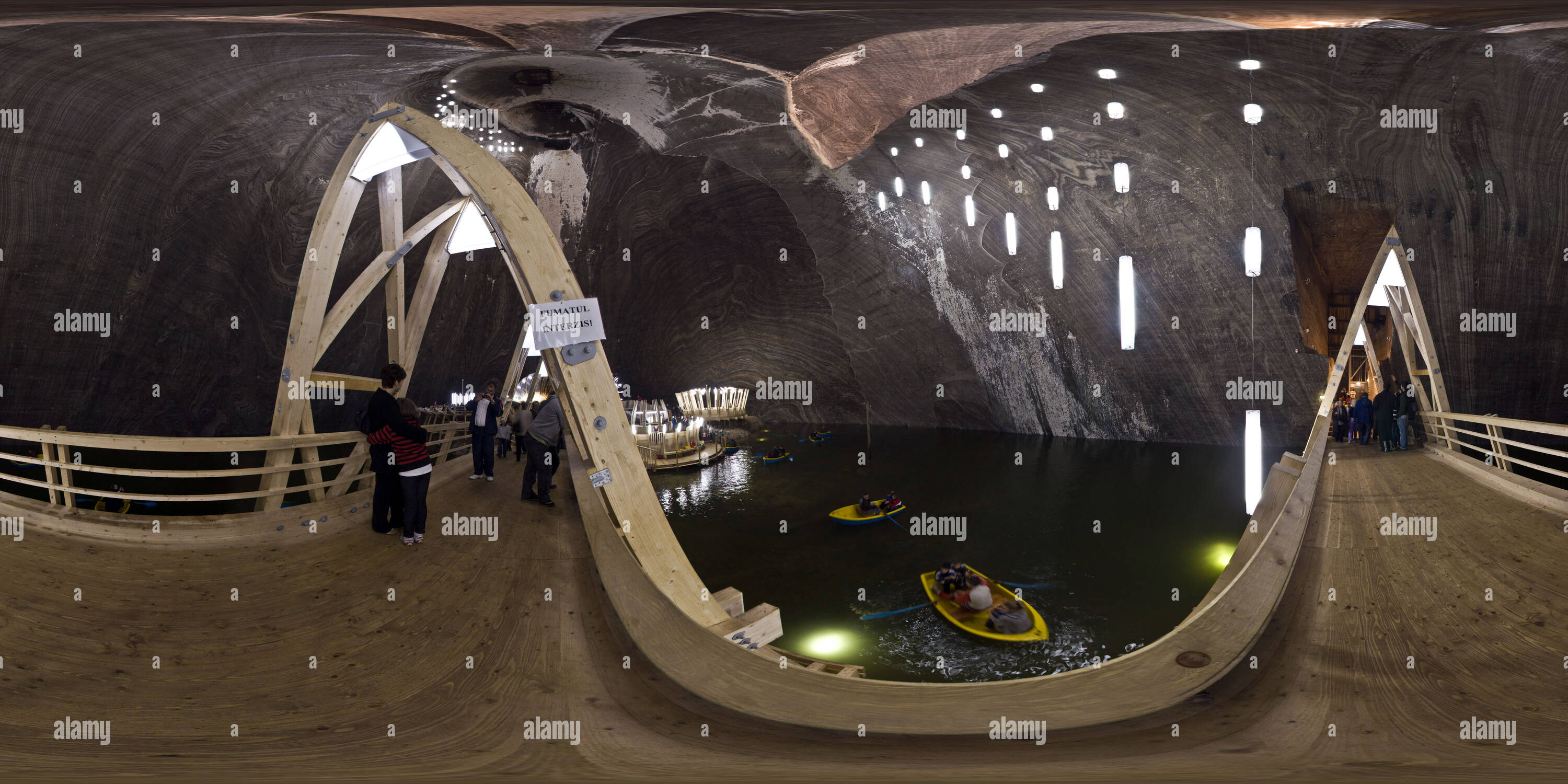 360 Grad Panorama Ansicht von Brücke zu der kleinen Insel auf dem See in der Salzmine Werk Turda