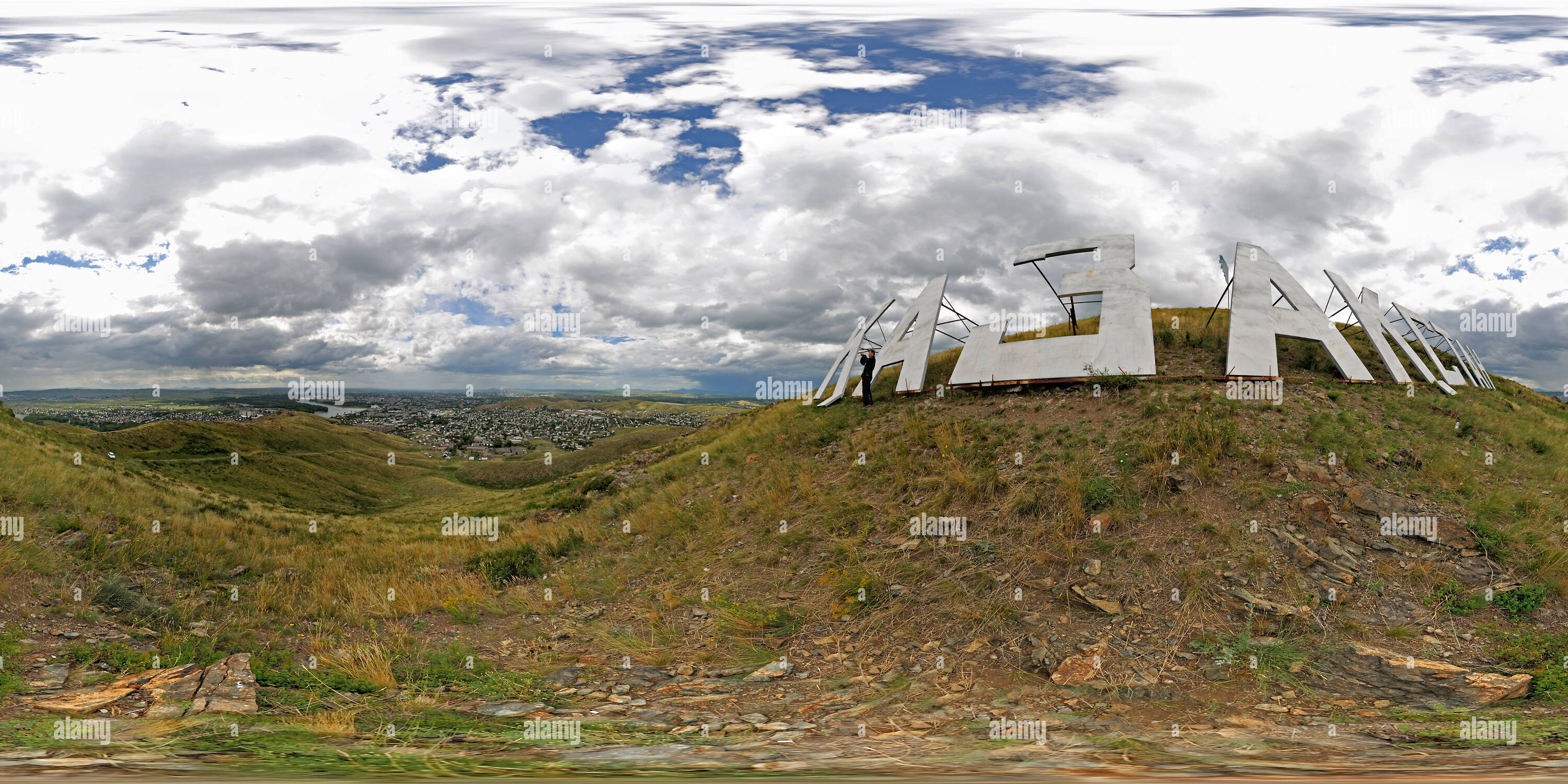 360 Grad Panorama Ansicht von Großes Wort Kasachstan auf dem Hügel (vorne)