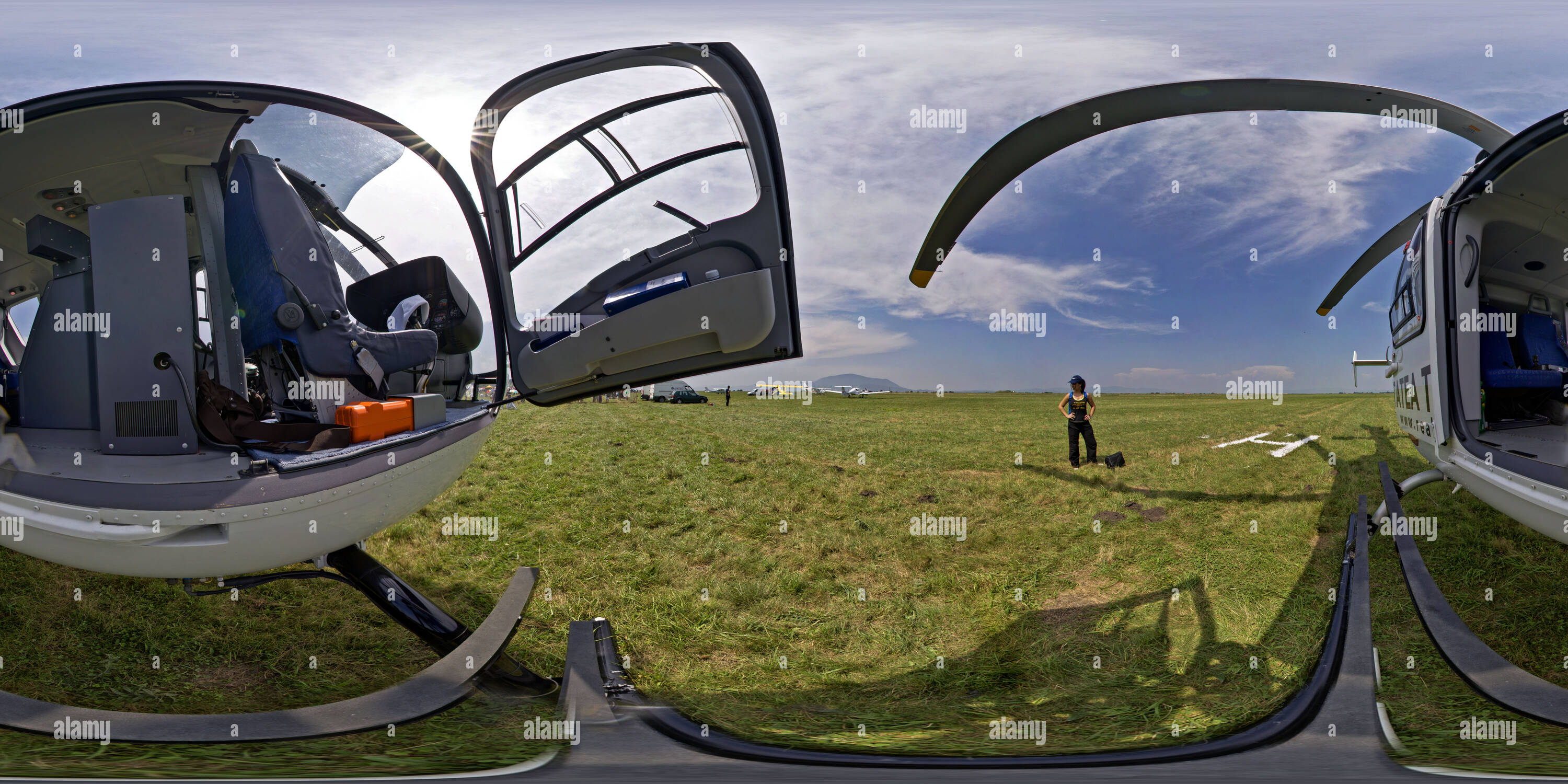 360 Grad Panorama Ansicht von Blick in das Innere eines Eurocopter EC135