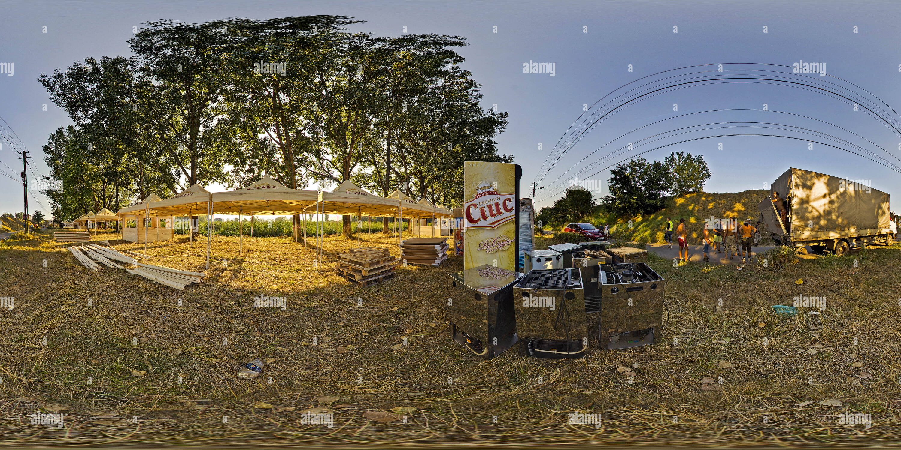 360 Grad Panorama Ansicht von Setup von bierzelten auf der Halbinsel Rock Festival