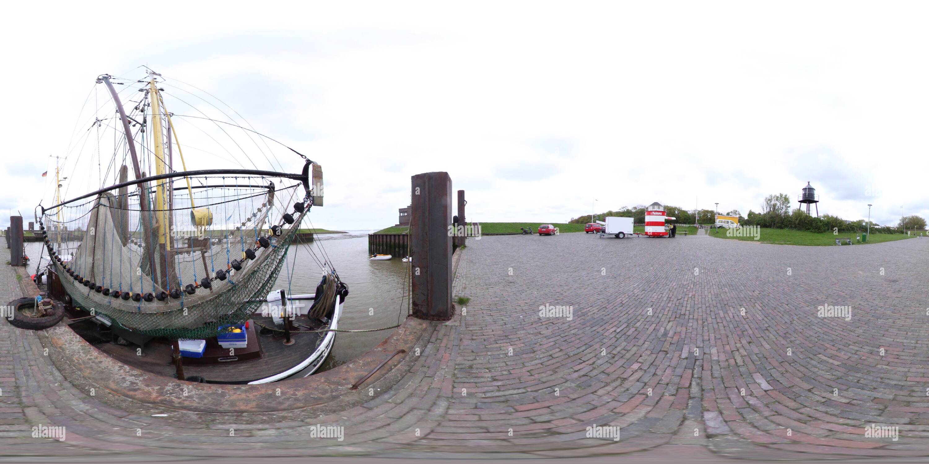 360 Grad Panorama Ansicht von Fischkutter im Hafen Dangast am Jadebusen