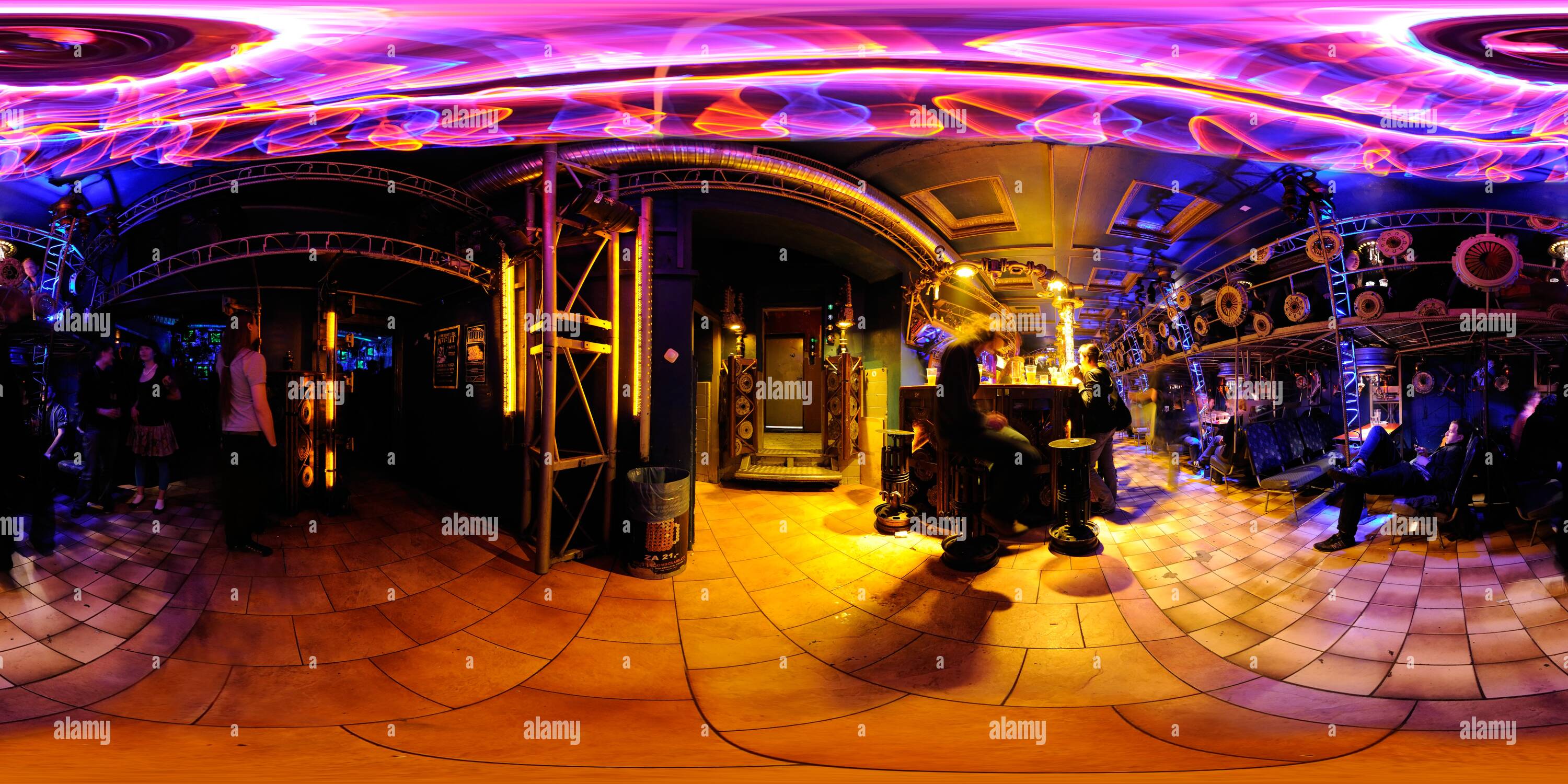 360 Grad Panorama Ansicht von Bar und psychedelischen Lichter in Cross Club, Prag