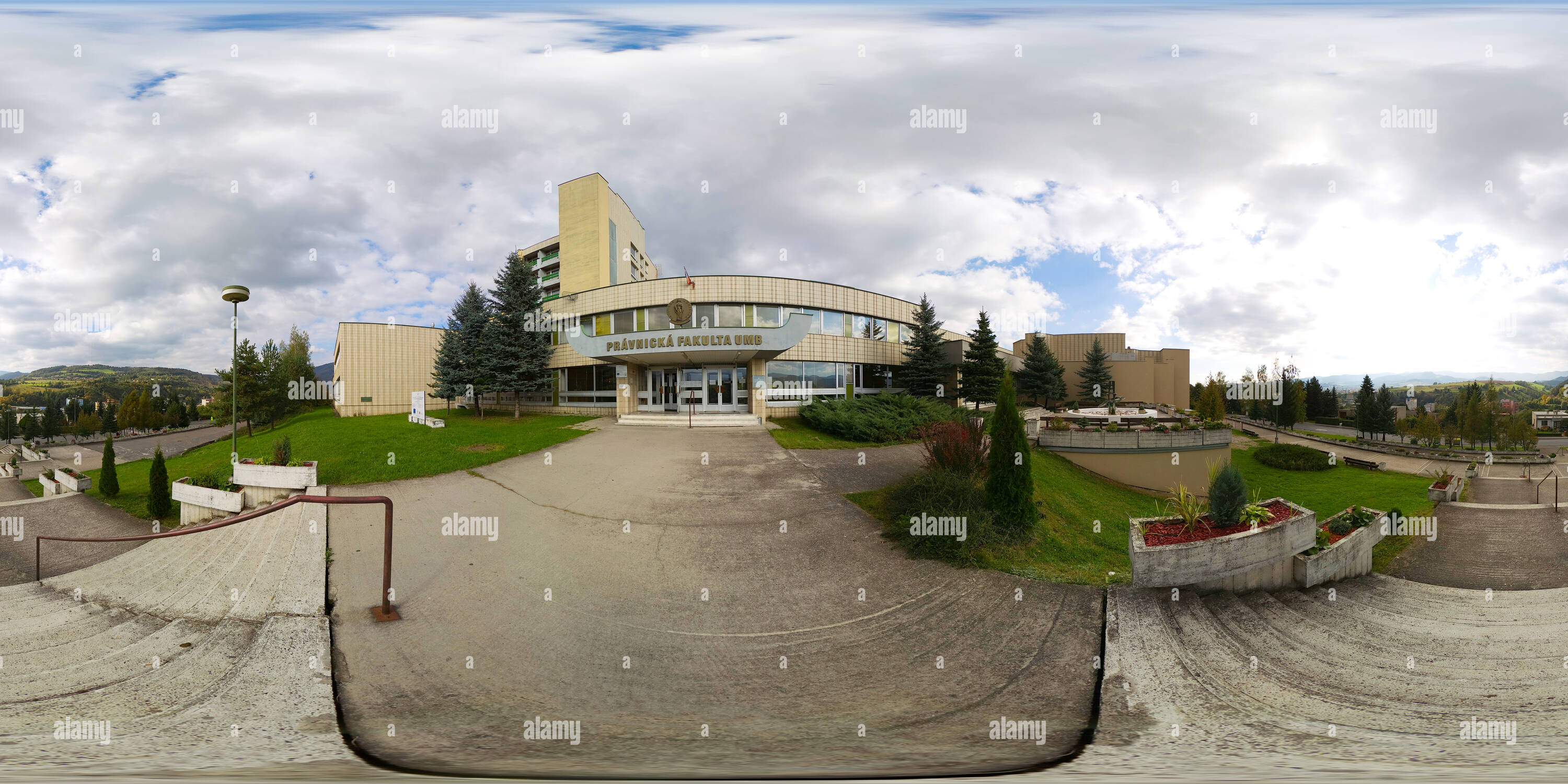 360 Grad Panorama Ansicht von Uiverzita Mateja Bela, Právnická Fakulta/der Juristischen Fakultät der Matej Bel Universität