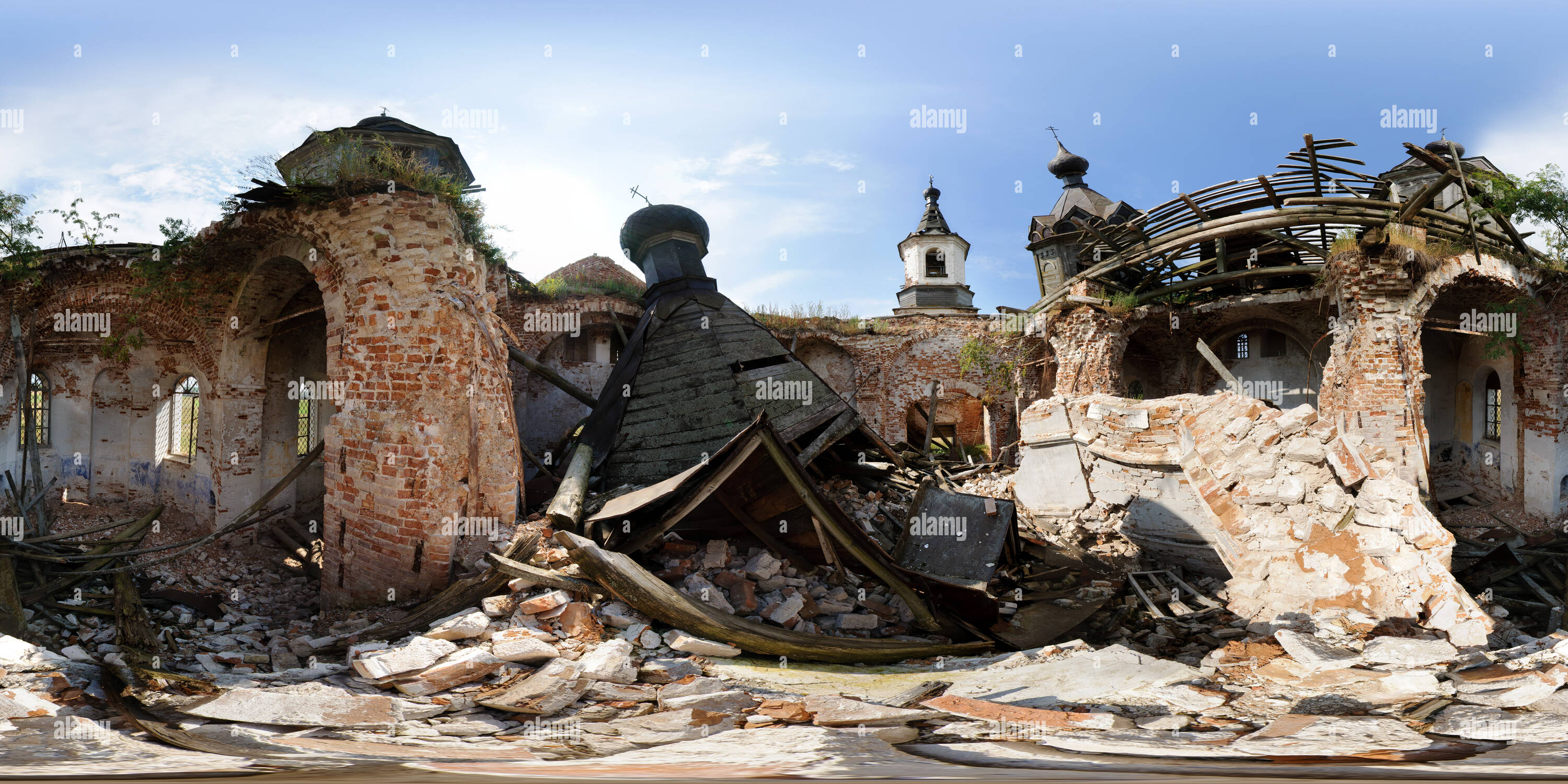 360 Grad Panorama Ansicht von St. Trinitatis Kirche in Khotenovo