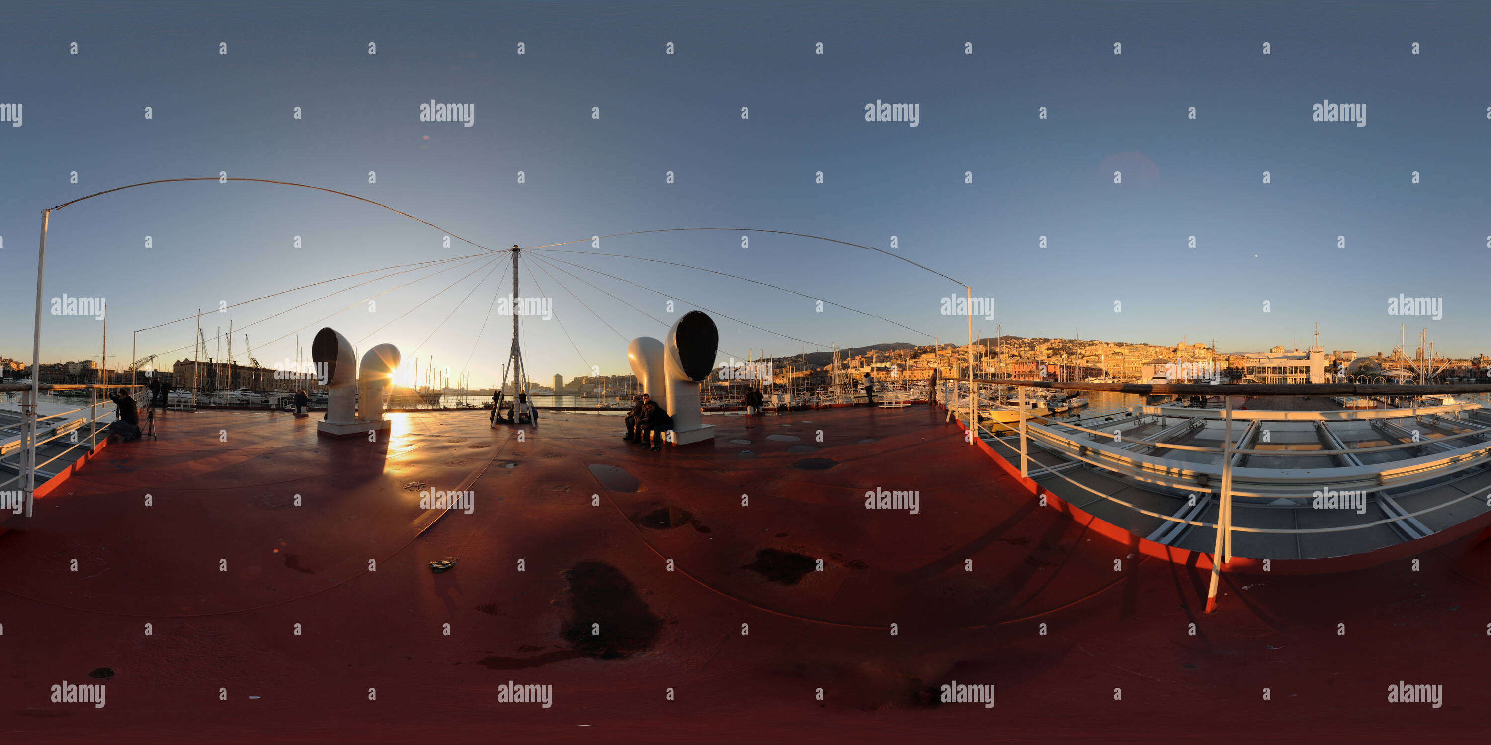 360 Grad Panorama Ansicht von Panorama immersivo dalla Prora della Nave Italia