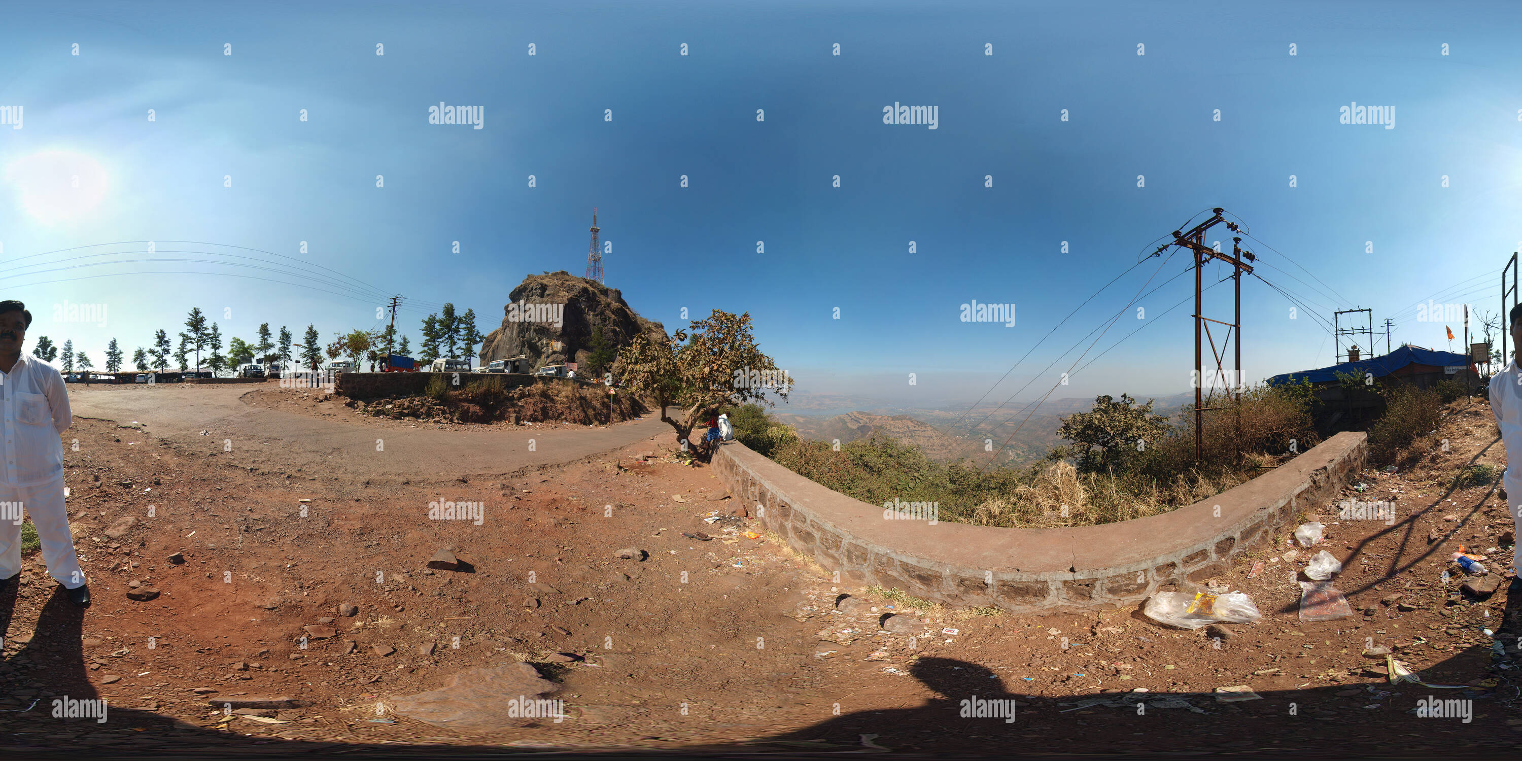 360 Grad Panorama Ansicht von Am Fuße der Sinhagad Fort