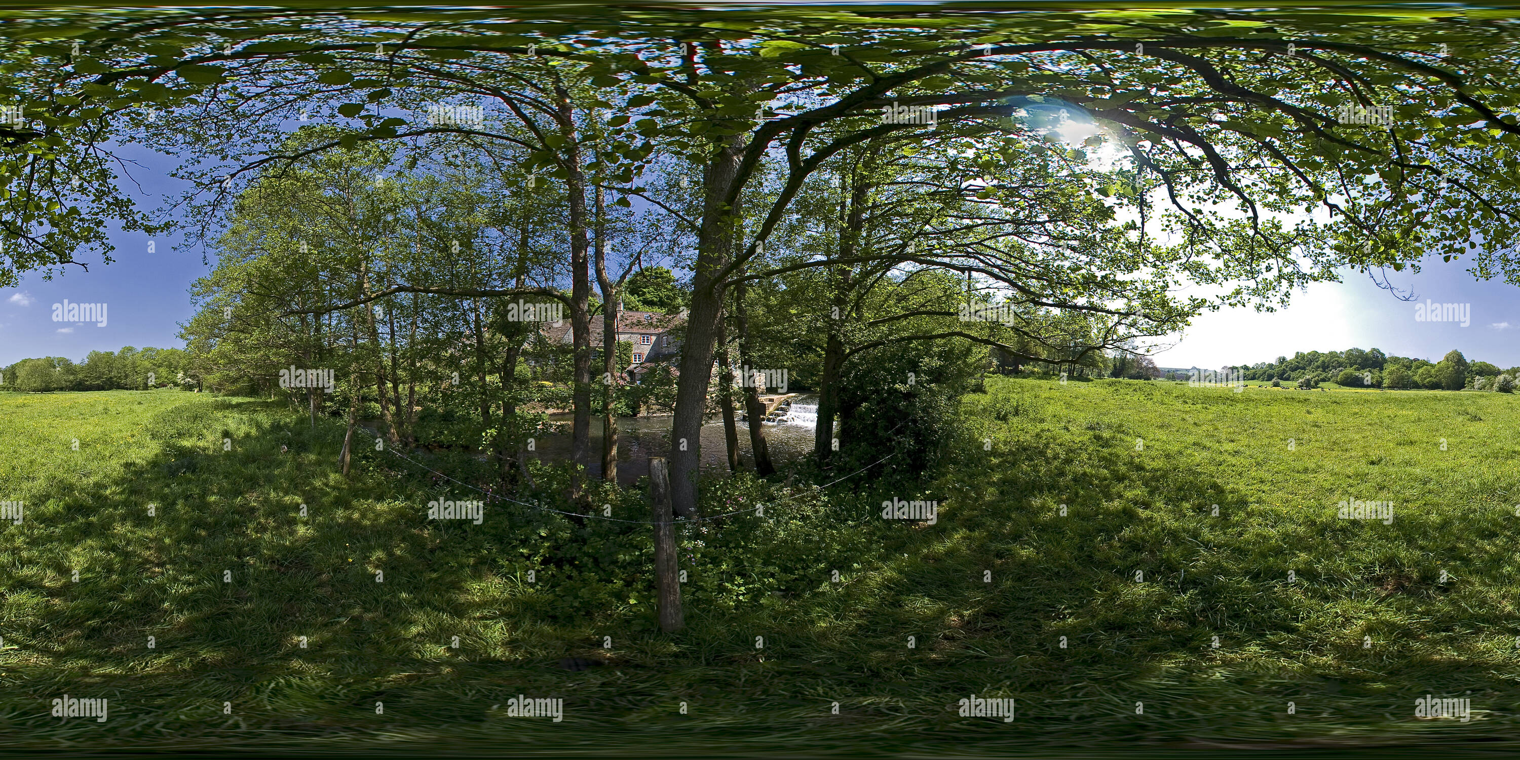 360 Grad Panorama Ansicht von Wassermühle und watermeadow im Tal der Nachtigallen an Midford, Somerset. VR