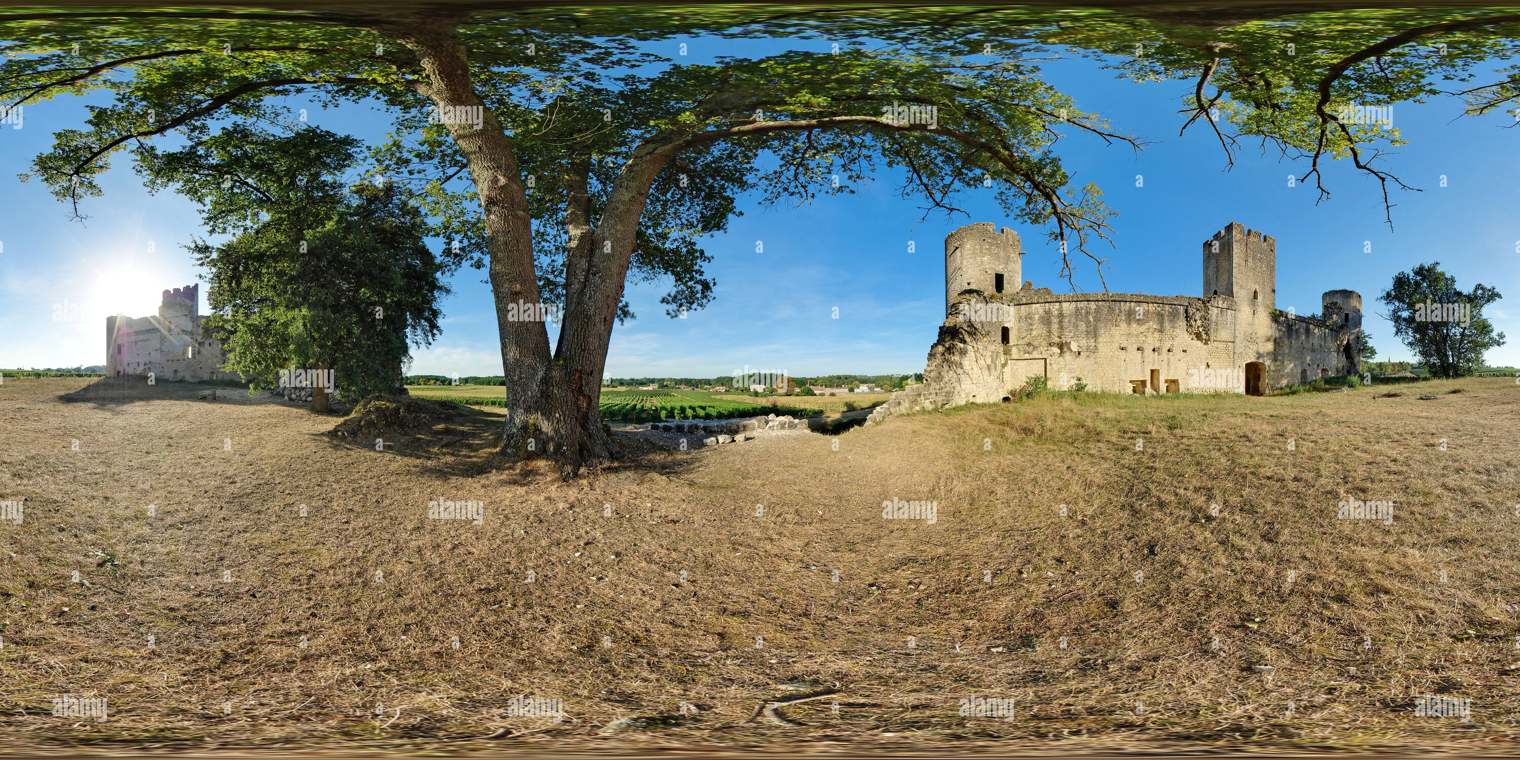 360 Grad Panorama Ansicht von Le Donjon du Château de Budos depuis La Cour - Frankreich